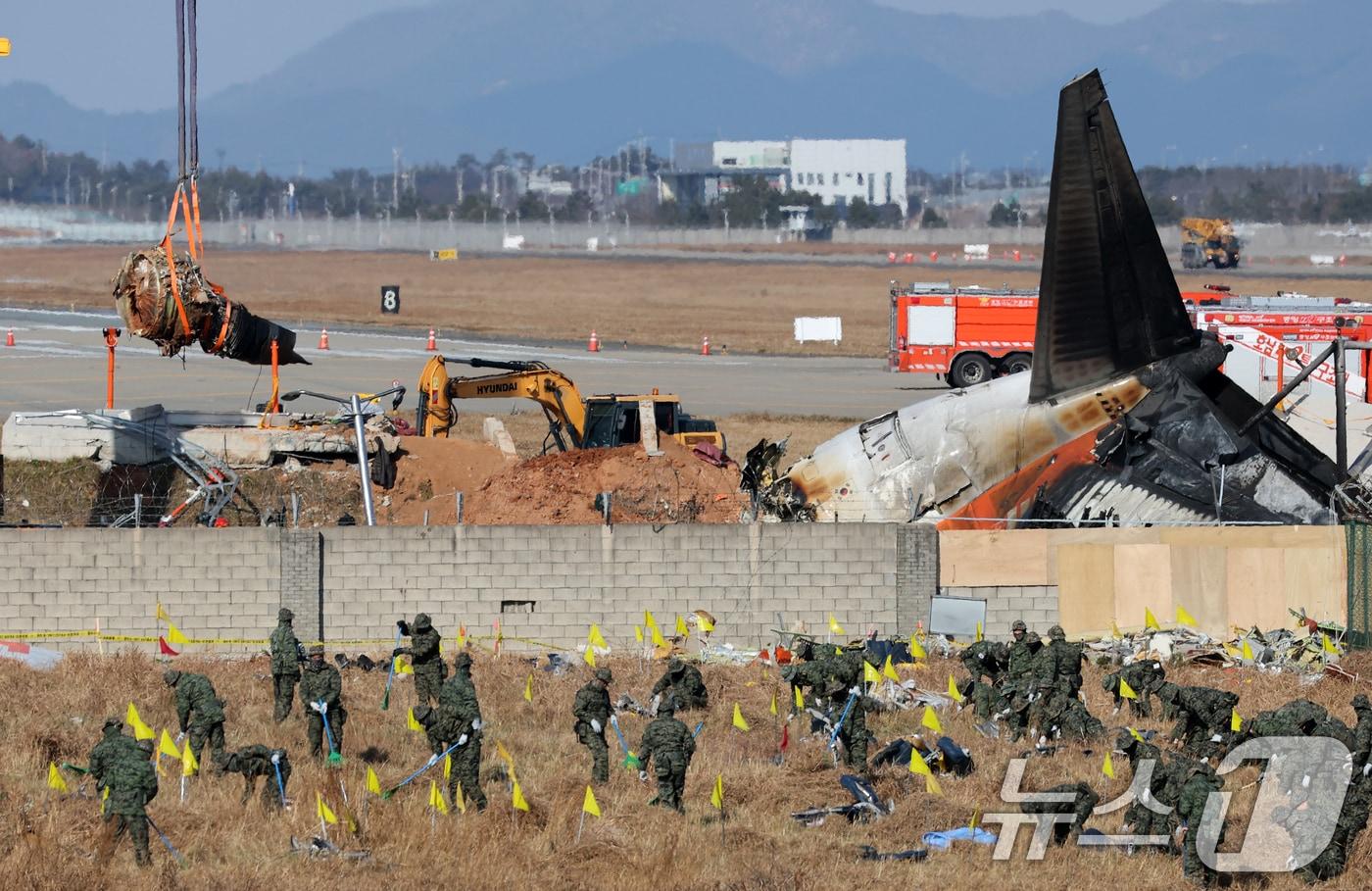 제주항공 여객기 참사 엿새째인 3일 오후 전남 무안국제공항 참사 현장에서 로컬라이저(방위각시설) 둔덕에 파묻힌 제주항공 7C2216편의 엔진이 크레인으로 인양되고 있다. 2025.1.3/뉴스1 ⓒ News1 오대일 기자