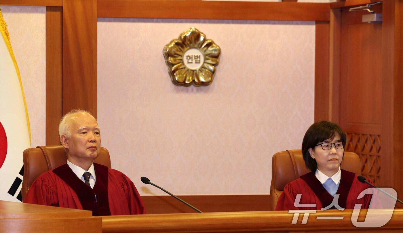 정형식, 이미선 헌법재판관이 3일 오후 서울 종로구 헌법재판소에서 열린 윤석열 대통령 탄핵심판 2차 변론준비기일에 자리해 있다. (공동취재) 2025.1.3/뉴스1 ⓒ News1 임세영 기자