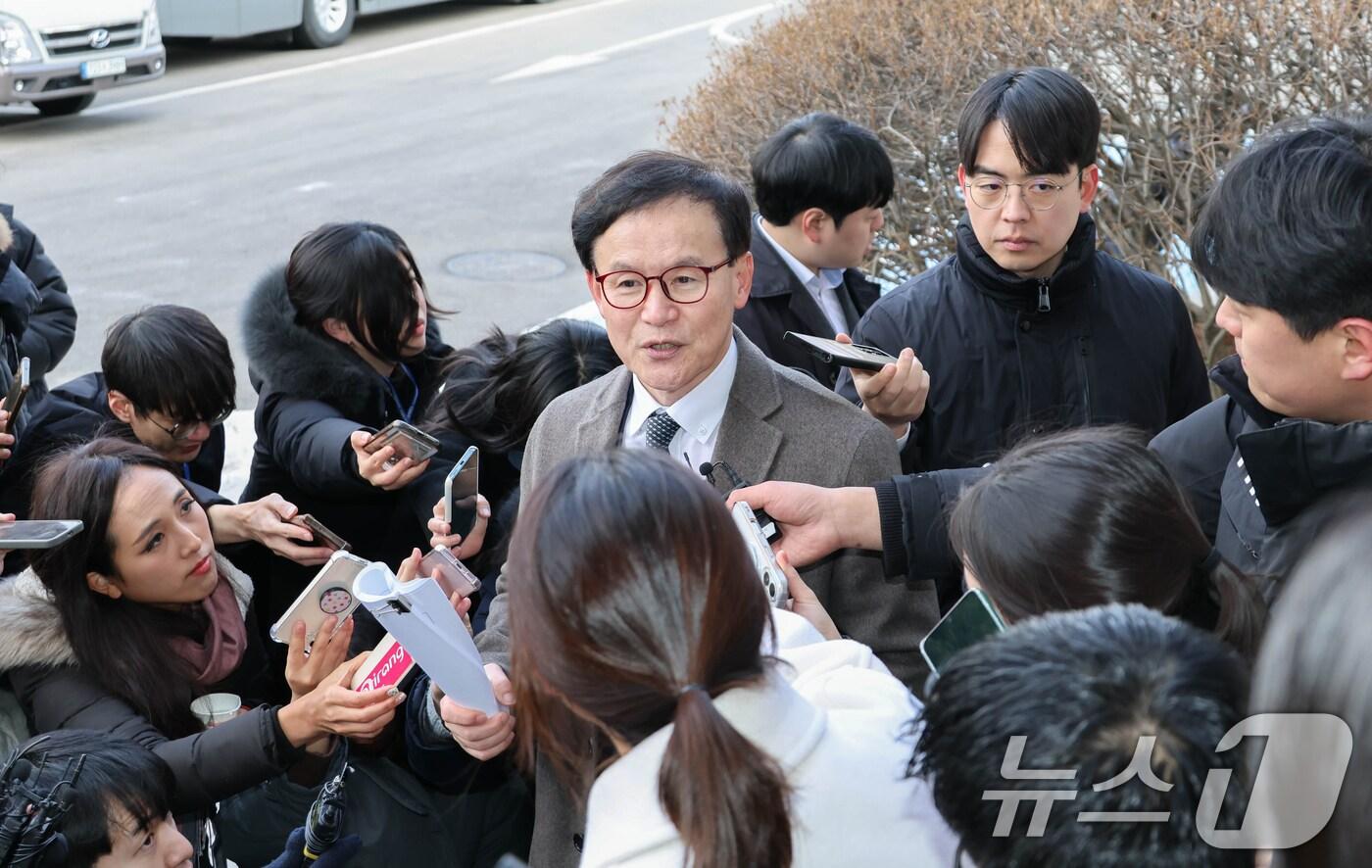 본문 이미지 - 윤석열 대통령의 법률대리인인 배진한 변호사가 3일 서울 종로구 헌법재판소 소심판정에서 열린 윤석열 대통령 탄핵 사건에 대한 2차 변론준비기일에 출석하며 취재진 질문에 답하고 있다. (공동취재) 2025.1.3/뉴스1 ⓒ News1 임세영 기자