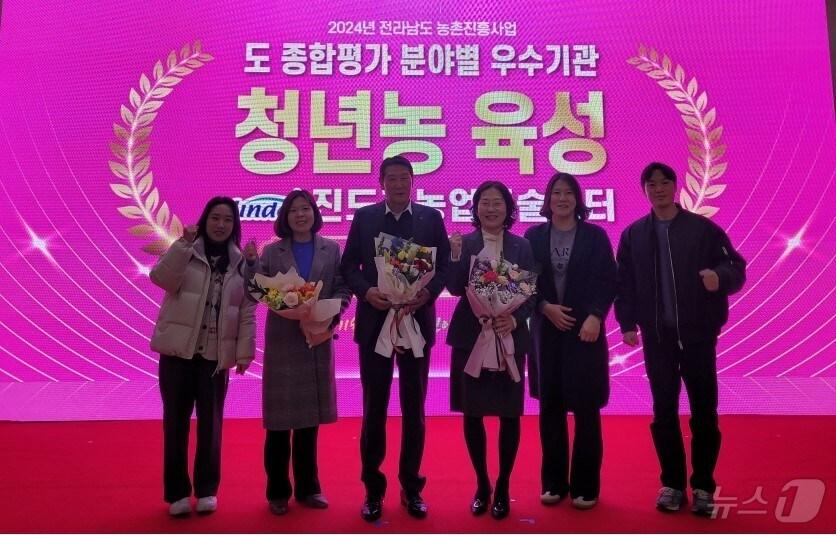 본문 이미지 - 진도군 관계자들이 전남도의 농촌진흥사업 종합평가에서 우수기관상을 받은 뒤 기념사진을 찍고 있다.(진도군 제공)/뉴스1     