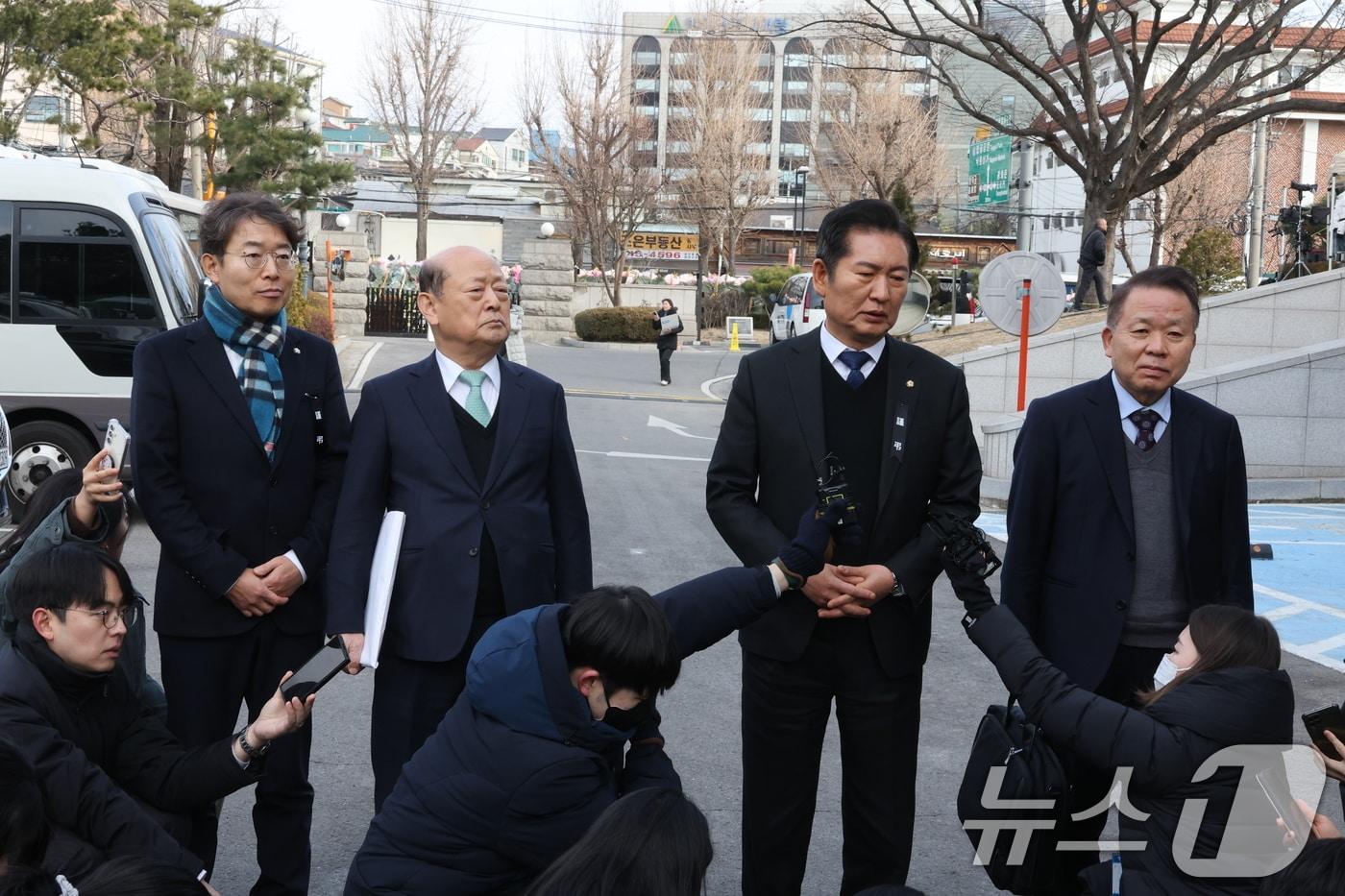 윤석열 대통령 탄핵소추단장 정청래 국회 법사위원장과 김이수 전 헌법재판관 등이 3일 오후 서울 종로구 헌법재판소에서 진행된 2차 변론준비기일에 출석하며 입장을 밝히고 있다. (공동취재) 2025.1.3/뉴스1 ⓒ News1 임세영 기자