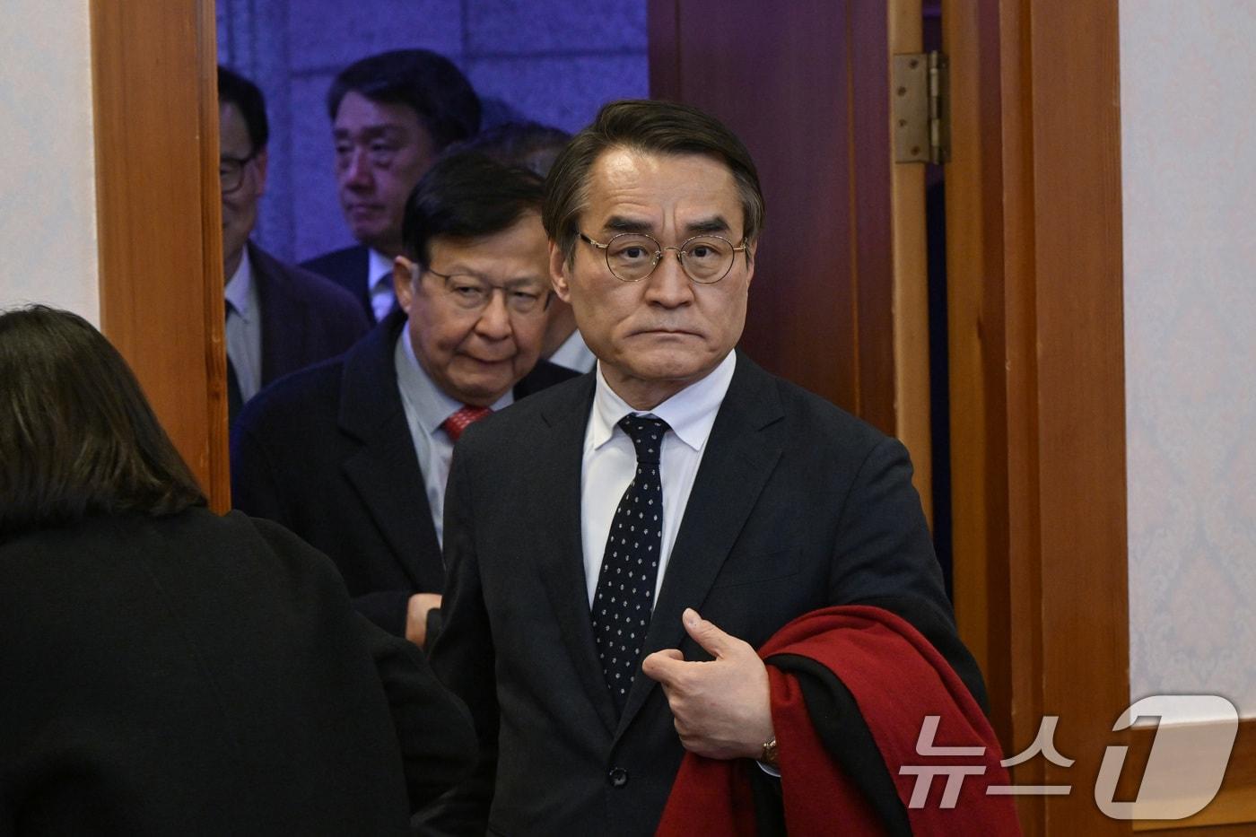 본문 이미지 - 윤석열 대통령 측 변호인단인 배보윤, 윤갑근 변호사 등이 3일 서울 종로구 헌법재판소 소심판정에서 열리는 윤석열 대통령 탄핵심판 사건 2차 변론준비기일에 출석하고 있다. (공동취재) 2025.1.3/뉴스1 ⓒ News1 임세영 기자