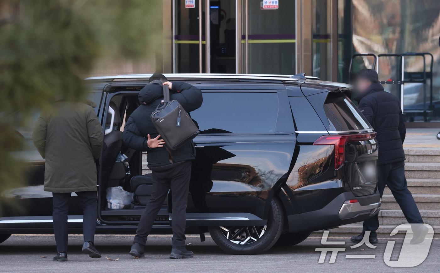 본문 이미지 - 3일 오후 경기 과천시 정부과천청사 고위공직자범죄수사처(공수처)로 공수처 직원들이 들어가고 있다. 공수처는 이날 윤석열 대통령 체포영장 집행과 관련, 체포영장 집행이 불가능하다고 판단하여 집행을 중지했다. 2025.1.3/뉴스1 ⓒ News1 김영운 기자