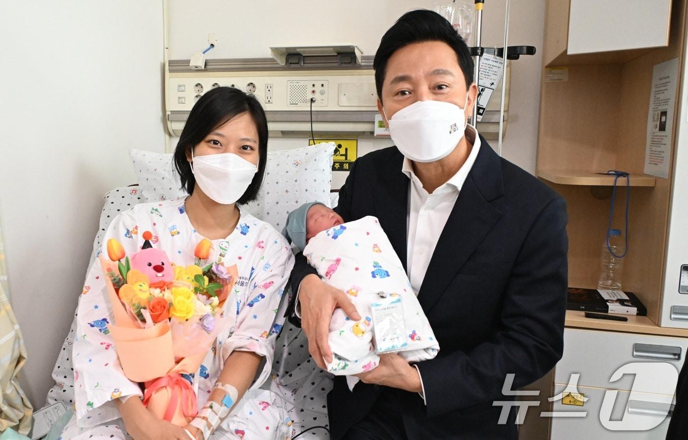 오세훈 서울시장이 을사년(乙巳年) 첫둥이로 태어난 신생아와 산모를 만나 축하를 전한 후 기념촬영을 하고 있다. (서울시 제공) 2025.1.3/뉴스1