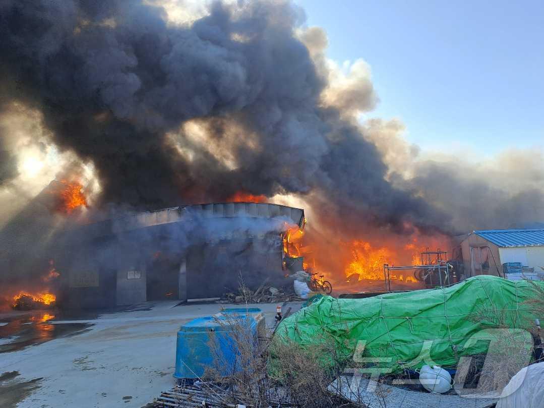 본문 이미지 - 강원 고성 거진리 거진항 창고시설 화재 현장.(강원도소방본부 제공)