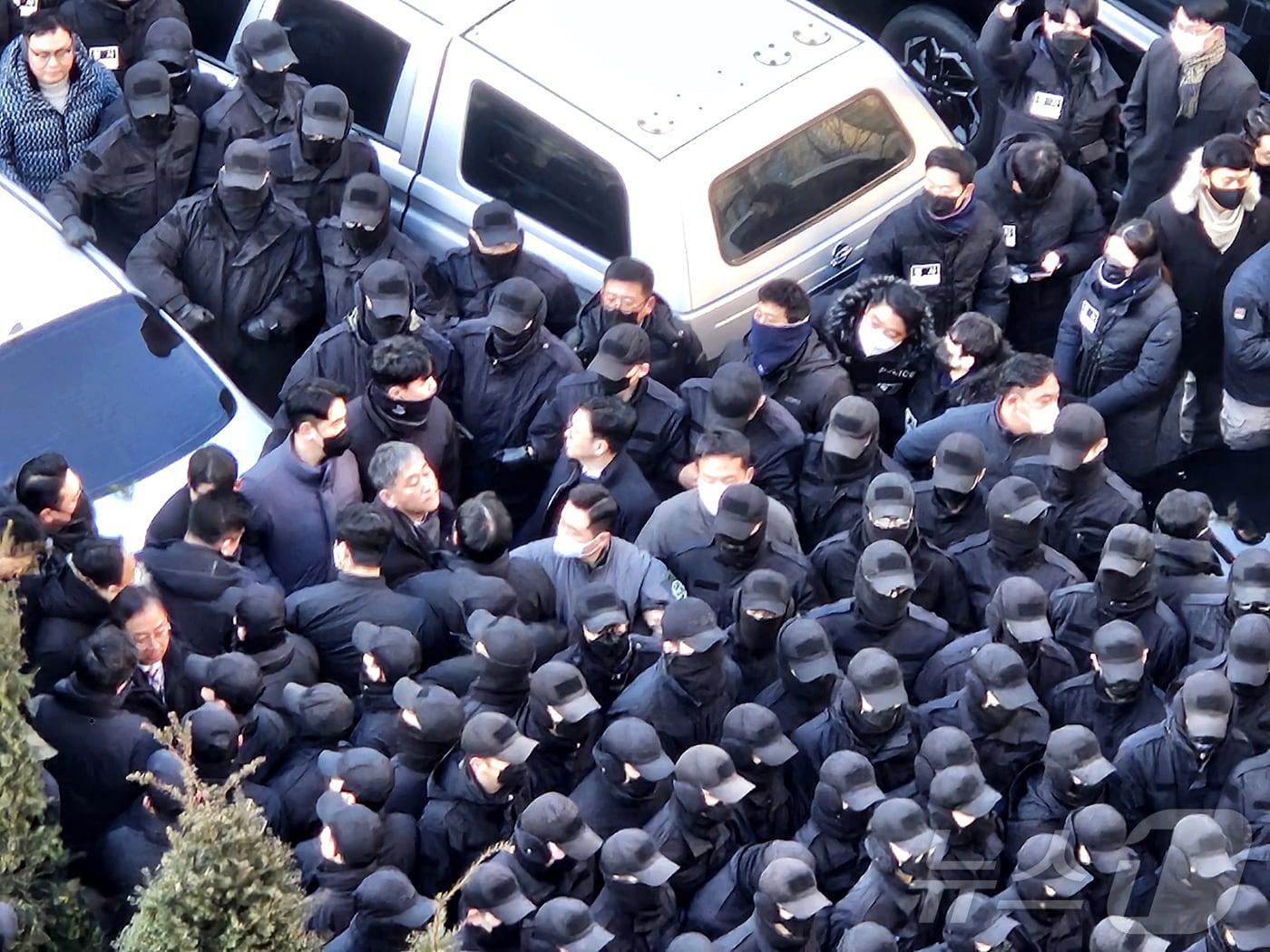 본문 이미지 - 이대환 고위공직자범죄수사처(공수처) 부장검사 등 공수처 수사관들이 3일 오전 8시 30분 경 서울 용산구 한남동 대통령 관저 검문소에 진입해 윤석열 대통령 체포영장 집행을 시도 중이다. 2024.1.3/뉴스1 ⓒ News1 장시온 기자