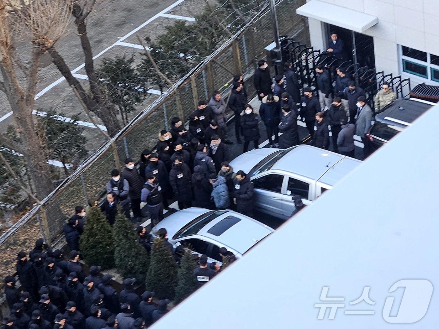 본문 이미지 - 이대환 고위공직자범죄수사처(공수처) 부장검사 등 공수처 수사관들이 3일 오전 8시 30분 경 서울 용산구 한남동 대통령 관저 검문소에 진입해 윤석열 대통령에 대한 체포영장을 집행하려 하자 육군 수도방위사령부 5경비단 병력이 이를 저지하고 있다. 2024.1.3/뉴스1 ⓒ News1 장시온 기자