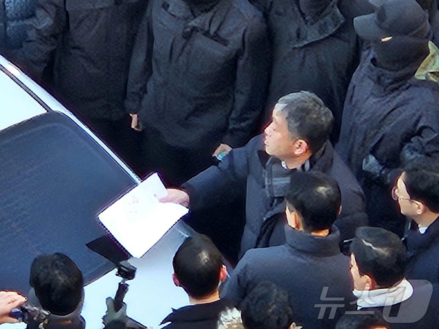 본문 이미지 - 이대환 고위공직자범죄수사처(공수처) 부장검사가 3일 오전 8시 30분 경 서울 용산구 한남동 대통령 관저 검문소에 진입해 윤석열 대통령에 대한 체포영장을 집행하려 하자 육군 수도방위사령부 55경비단 병력이 이 부장검사를 둘러싸 저지하고 있다. 2024.1.3/뉴스1 ⓒ News1 장시온 기자