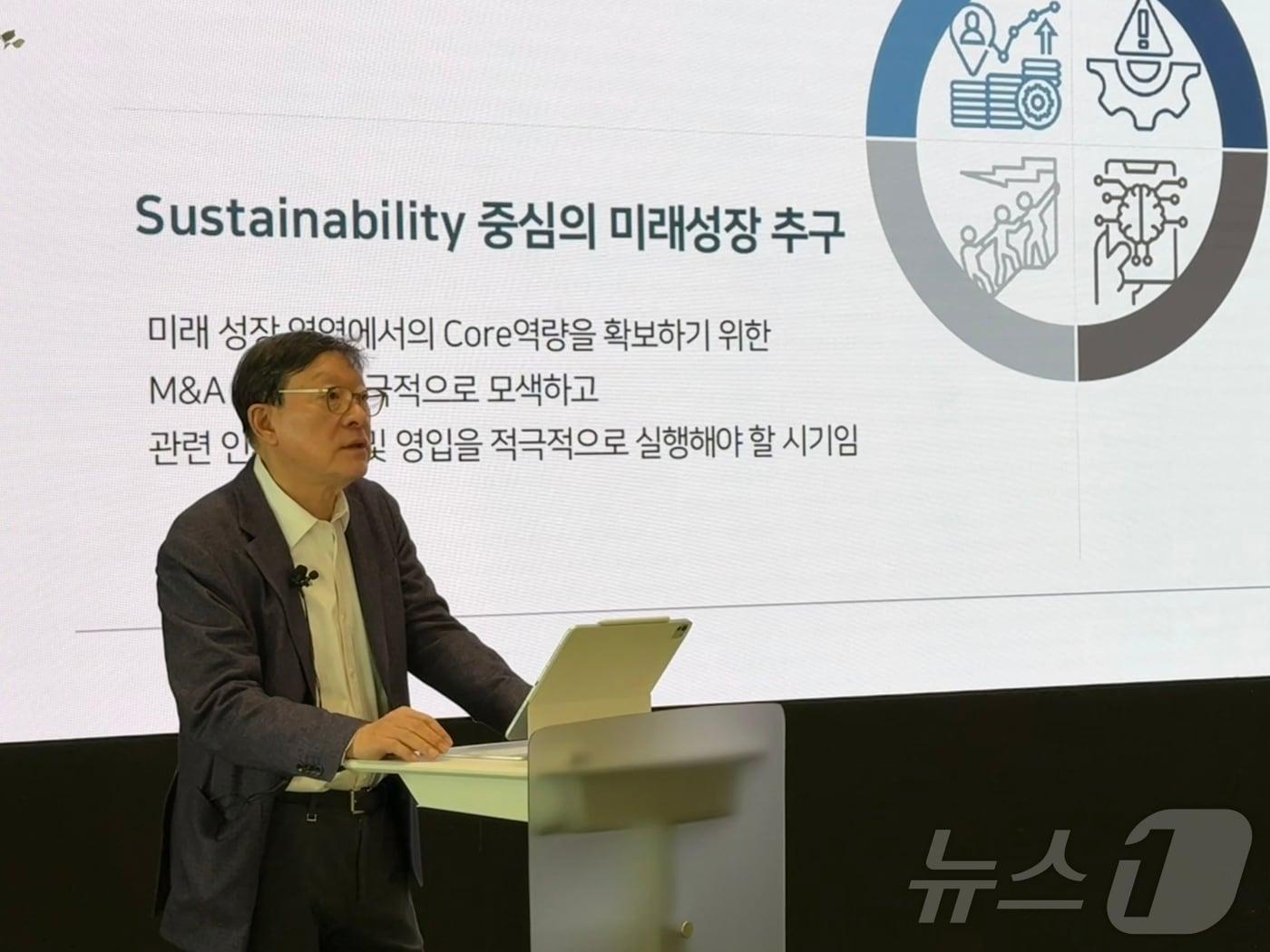 본문 이미지 -  허태수 GS그룹 회장이 3일 오전 GS타워 열린 신년 임원 모임에서 2025년 새해 경영방침에 대해 발표하고 있다.(GS그룹 제공)