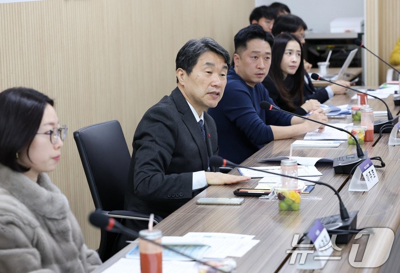 이주호 사회부총리 겸 교육부 장관이 3일 서울 영등포구 TP타워에서 'AI 디지털 교과서를 활용한 초중고 영어 수업 설계'를 주제로 열린 제61차 함께 차담회에서 인사말을 하고 있다. (교육부 제공) /뉴스1