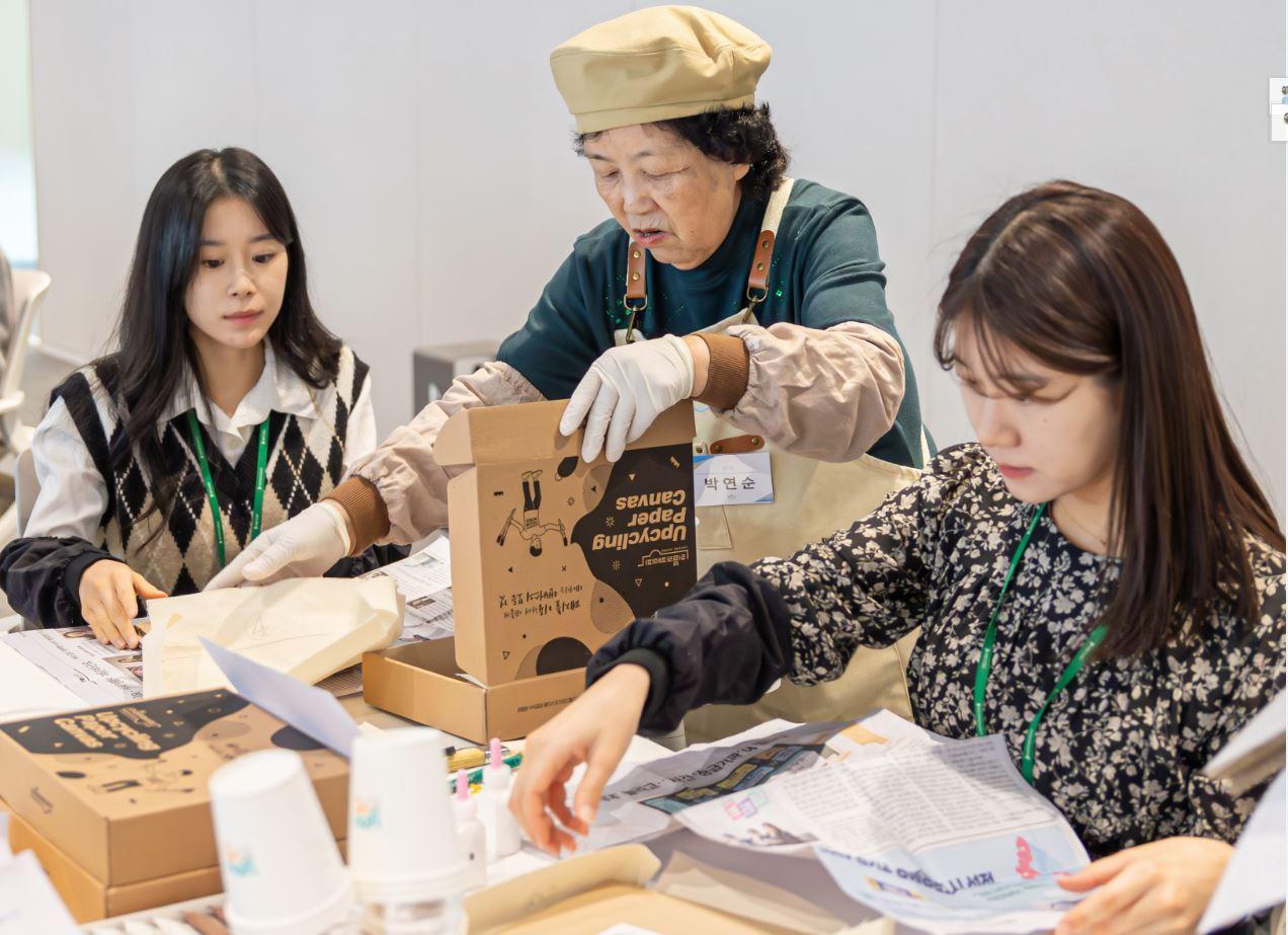 본문 이미지 - &#39;희망의 종이 캔버스 만들기&#39; 캠페인에 참여중인 HD현대오일뱅크 임직원들의 모습&#40;HD현대오일뱅크 제공&#41; 