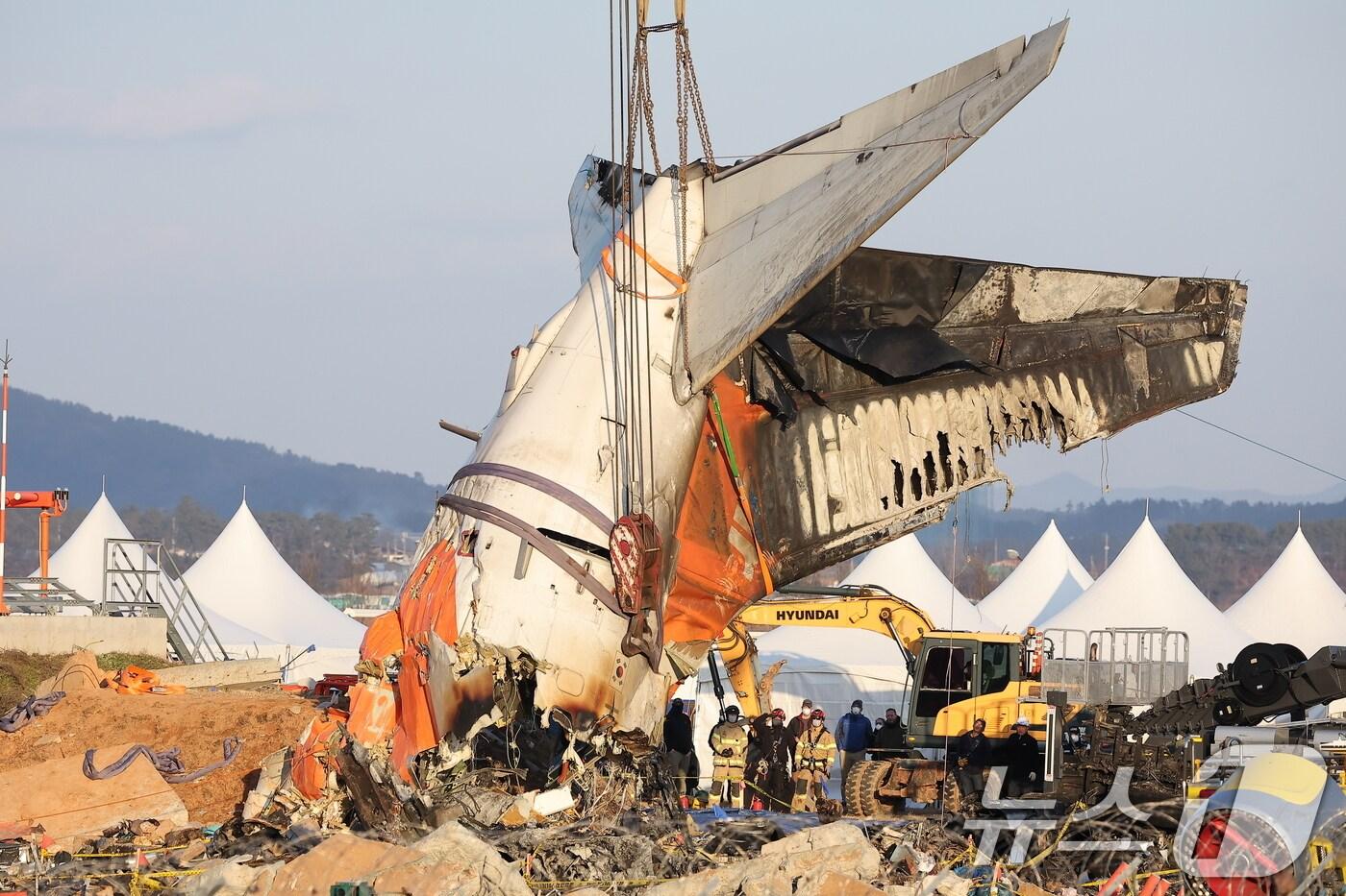 제주항공 여객기 참사 엿새째인 3일 오후 전남 무안국제공항 참사 현장에서 사고 기체의 꼬리 부분이 타워크레인에 의해 인양되고 있다. 2025.1.3/뉴스1 ⓒ News1 김진환 기자