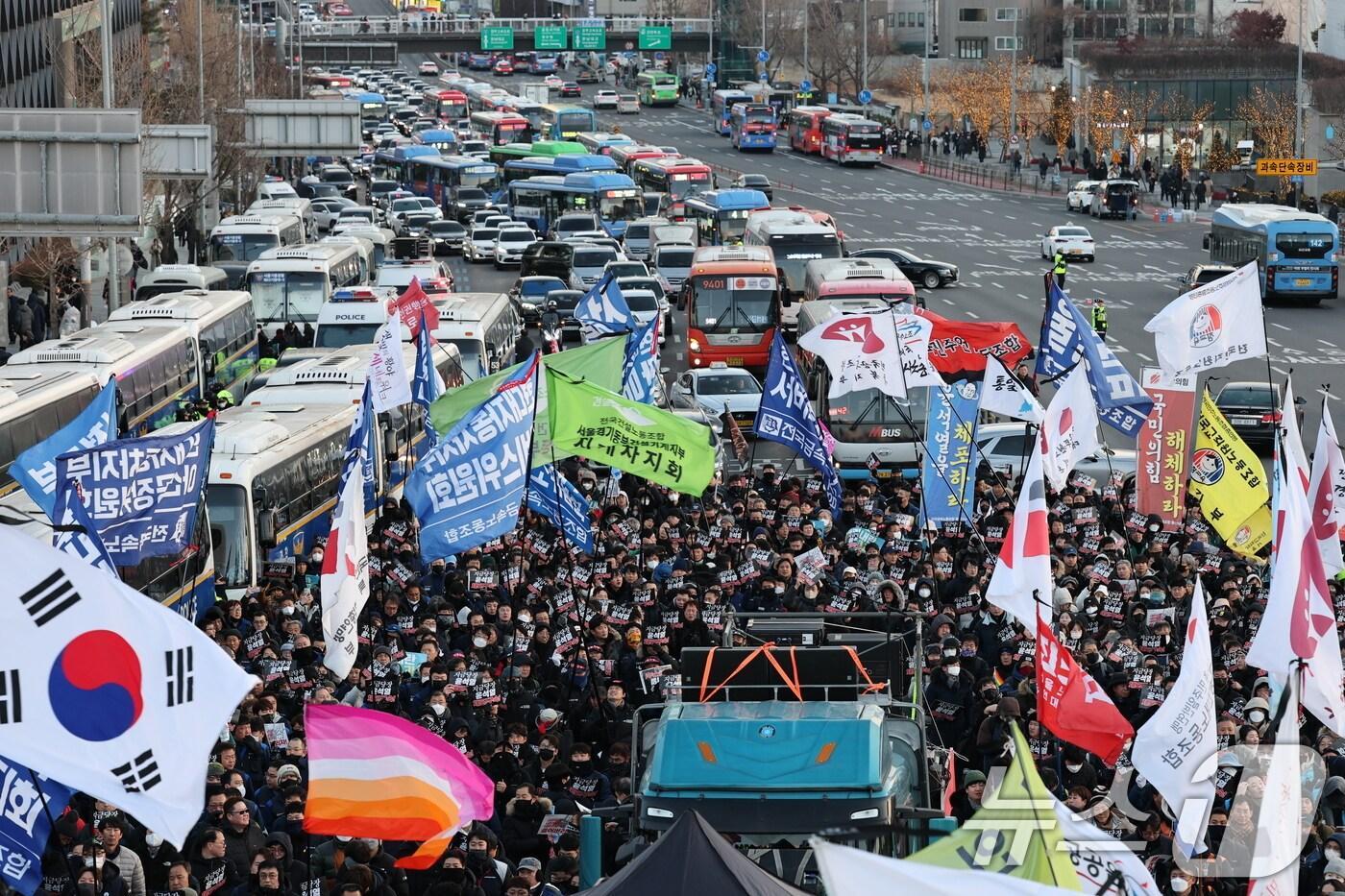 민주노총 조합원들이 3일 서울 용산구 한강진역 앞에서 열린 '윤석열 체포 촉구 민주노총 결의대회'를 마친 뒤 대통령 관저 방향으로 행진하던 중 경찰과 대치하고 있다. 2025.1.3/뉴스1 ⓒ News1 박세연 기자