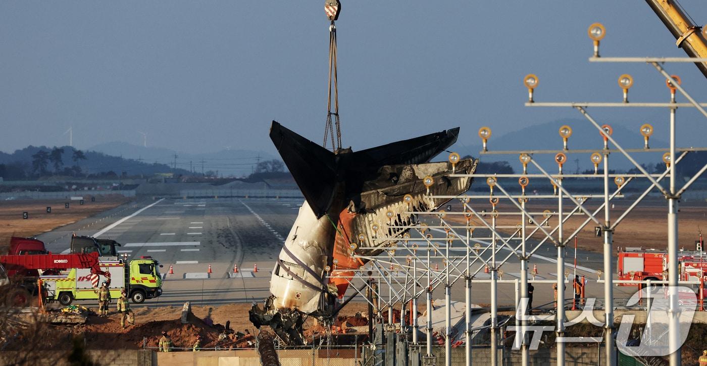 본문 이미지 - 제주항공 여객기 참사 엿새째였던 지난 2025년 1월 3일 오후 전남 무안국제공항 참사 현장에서 제주항공 7C2216편 사고 기체의 꼬리 부분이 크레인에 의해 인양되고 있다. 2025.1.3/뉴스1 ⓒ News1 오대일 기자