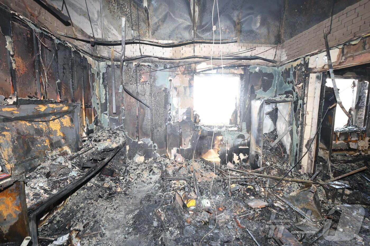 본문 이미지 -  3일 오후 1시 58분쯤 부산 영도구 청학동 조선업체 사무실에서 불이 났다.(부산소방재난본부 제공)