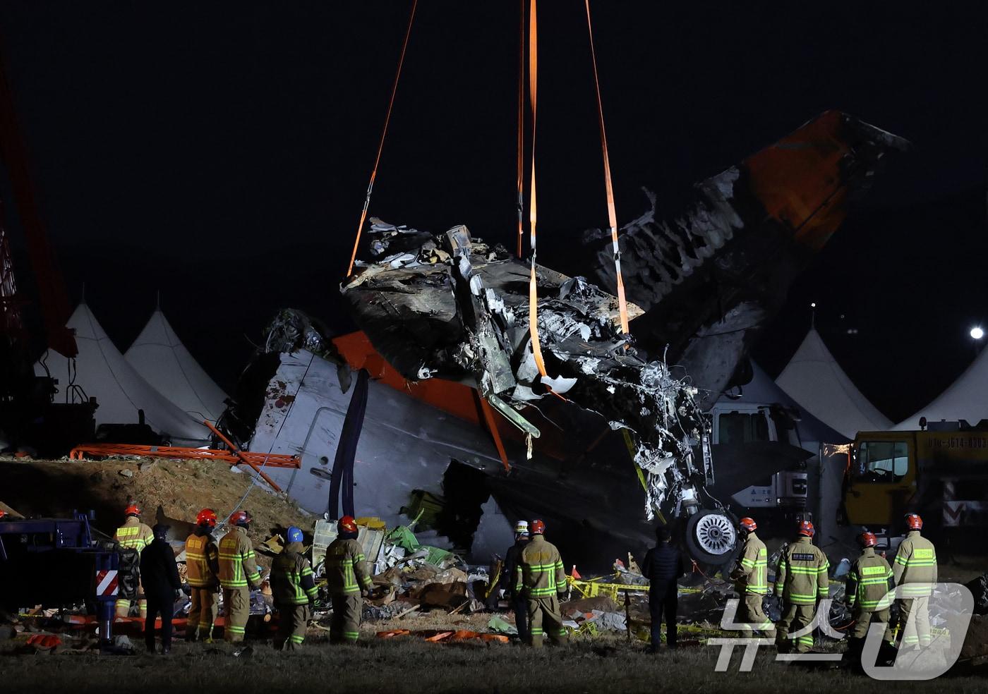 본문 이미지 - 제주항공 여객기 참사 엿새째인 3일 오후 전남 무안국제공항 참사 현장에서 제주항공 7C2216편 사고 기체의 꼬리 부분 인양 작업 후 랜딩기어 잔해가 인양되고 있다 2025.1.3/뉴스1 ⓒ News1 오대일 기자