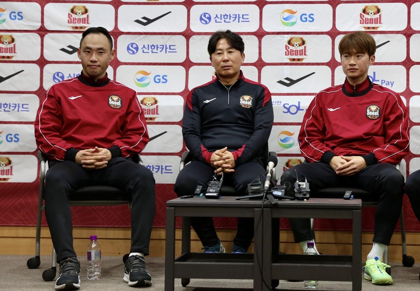 FC서울의 김기동 감독(가운데)과 신입생 문선민(왼쪽)과 김진수. (FC서울 제공)