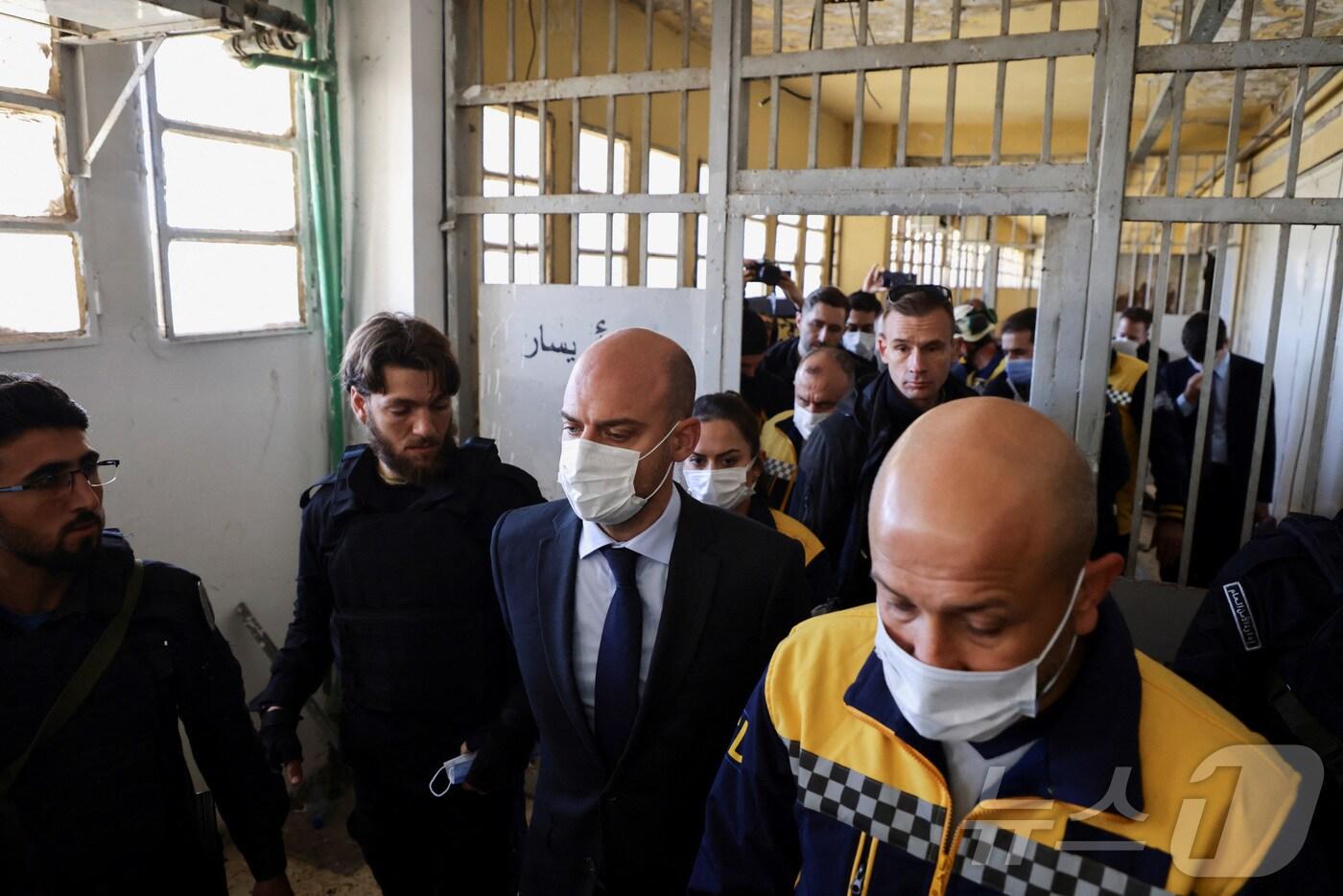 아날레다 베어보크 독일 외무장관과 장노엘 바로 프랑스 외무장관이 3일(현지시간) 시리아를 방문했다. 사진은 두 장관이 다마스쿠스의 사이드나야 교도소를 방문한 모습이다. ⓒ 로이터=뉴스1