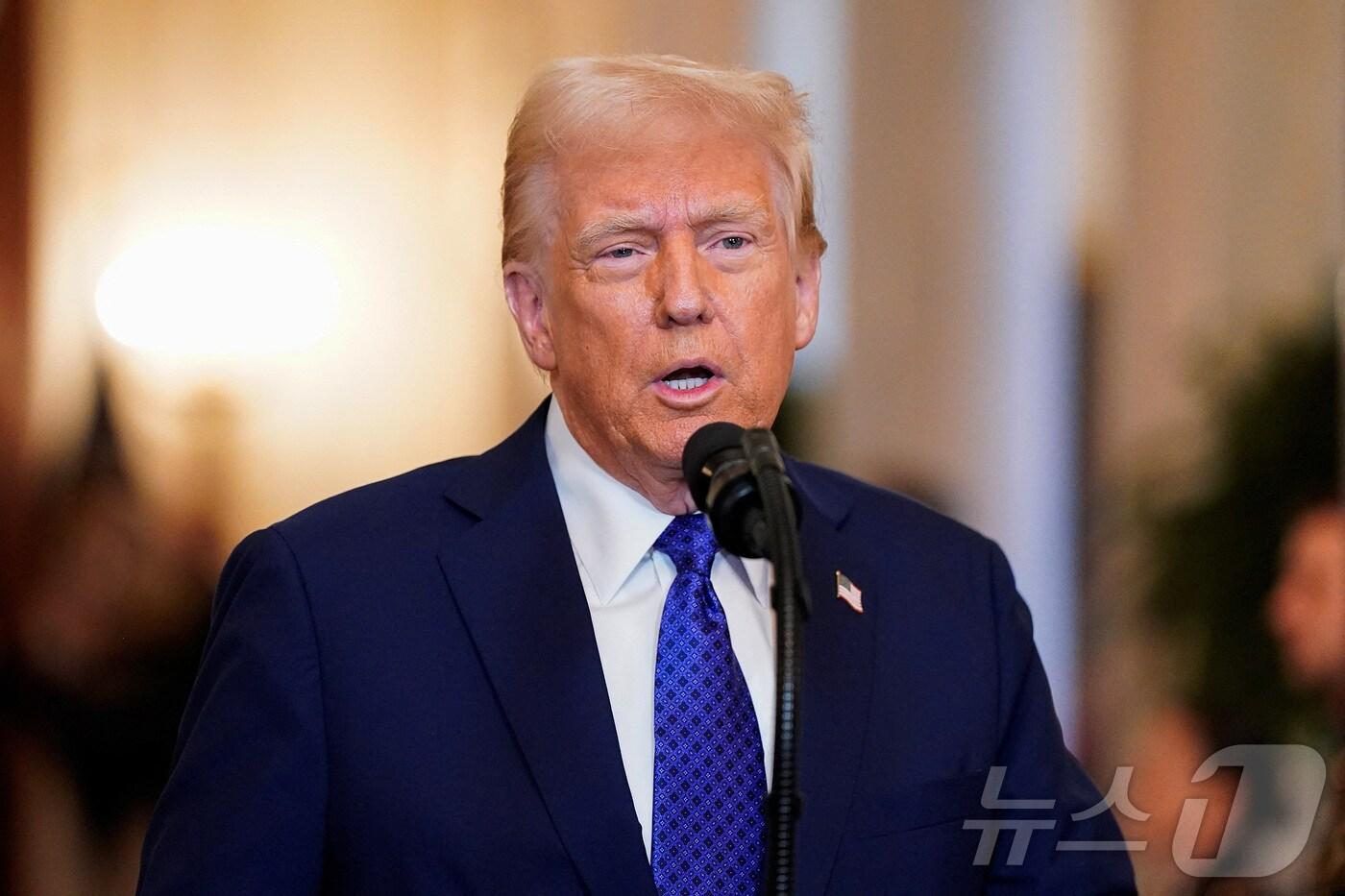 도널드 트럼프 미국 대통령이 29일(현지시간) 워싱턴 백악관에서 강도·절도 범죄를 저지른 불법 체류자를 구금하도록 한 법안인 '레이큰 라일리 법' 서명 행사서 “쿠바 관타나모 소재 미군 기지에 최대 3만 명의 불법 이민자를 수용하는 행정명령에 서명할 것”이라고 밝히고 있다. 2025.01.30 ⓒ 로이터=뉴스1 ⓒ News1 우동명 기자