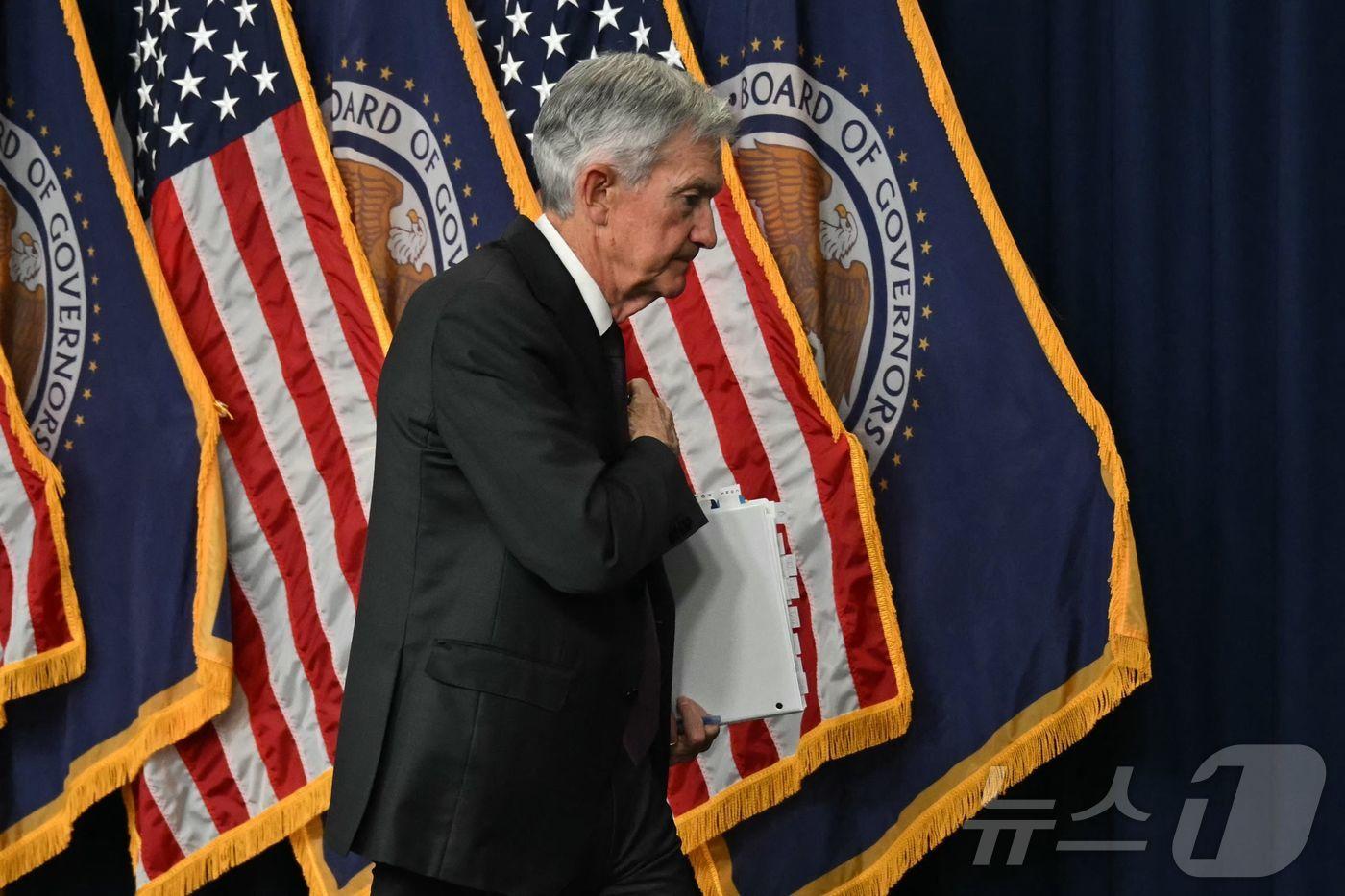 제롬 파월 미국 연방준비제도(Fed·연준) 의장이 29일(현지시간) 워싱턴 연준에서 FOMC가 기준금리를 동결한 후 기자회견을 마친 뒤 떠나고 있다. 2025.01.30 ⓒ AFP=뉴스1 ⓒ News1 우동명 기자