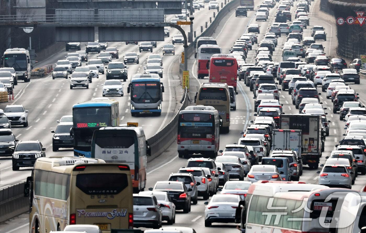 본문 이미지 - 서울 서초구 잠원IC 인근 경부고속도로 상행선(왼쪽)·하행선 방향 차량들이 일제히 서행하고 있다. ⓒ 뉴스1 오대일 기자