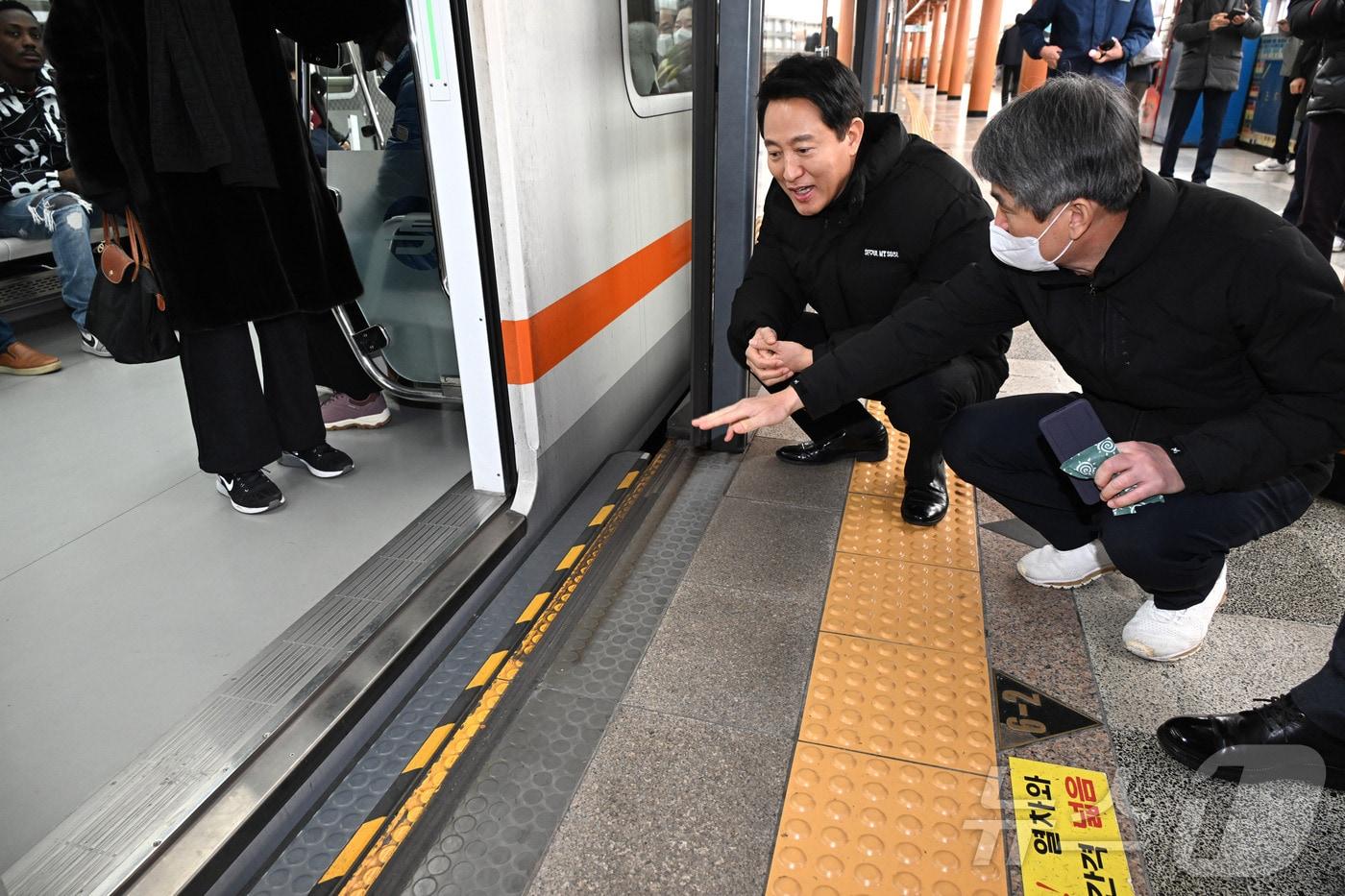 지하철 자동 안전 발판을 점검하는 오세훈 서울시장(서울교통공사 제공)
