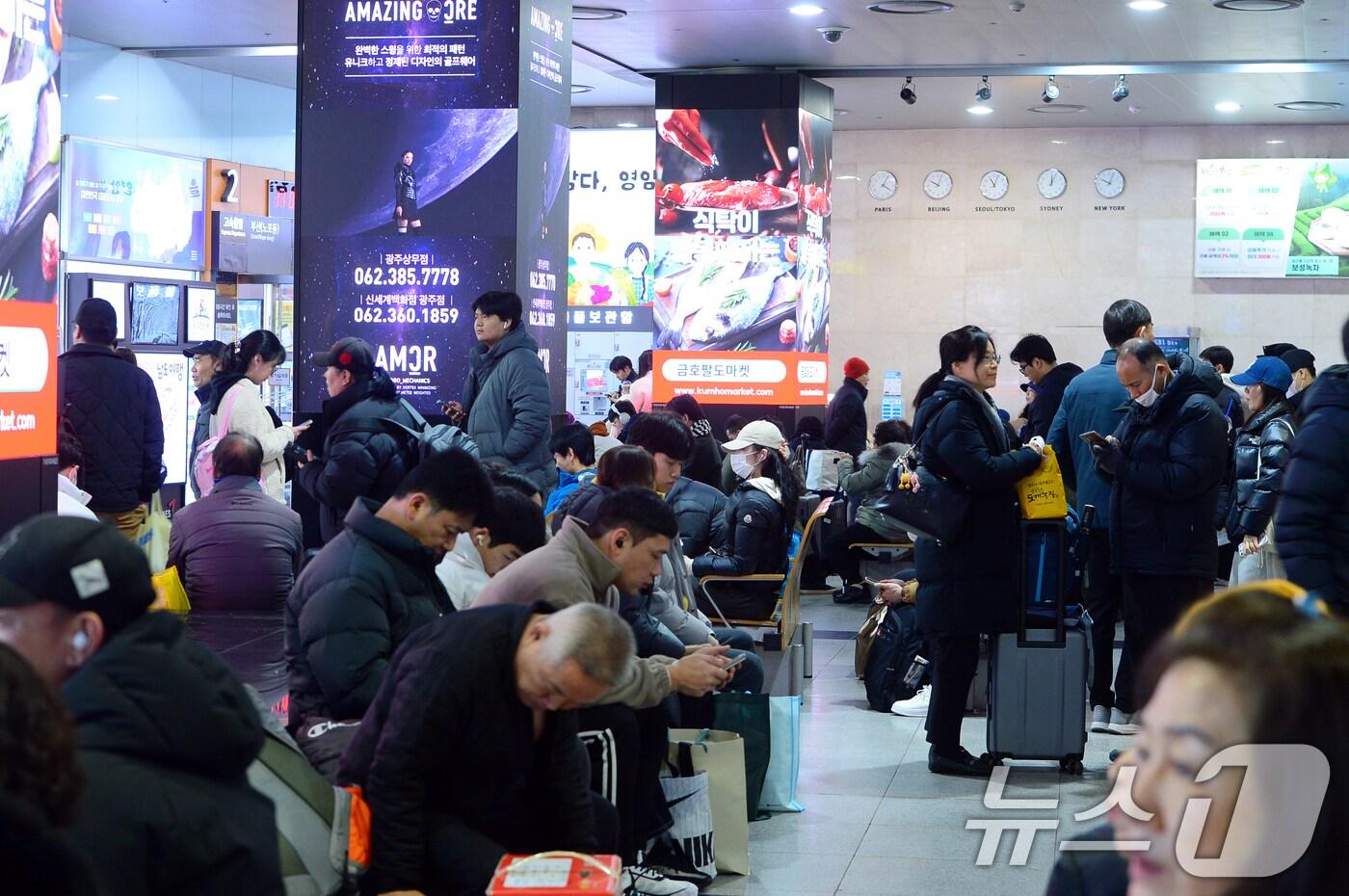 본문 이미지 - 설 연휴 마지막 날인 30일 광주 서구 광천동의 종합버스터미널이 귀경객들로 붐비고 있다. 2025.1.30/뉴스1 ⓒ News1 이승현 기자