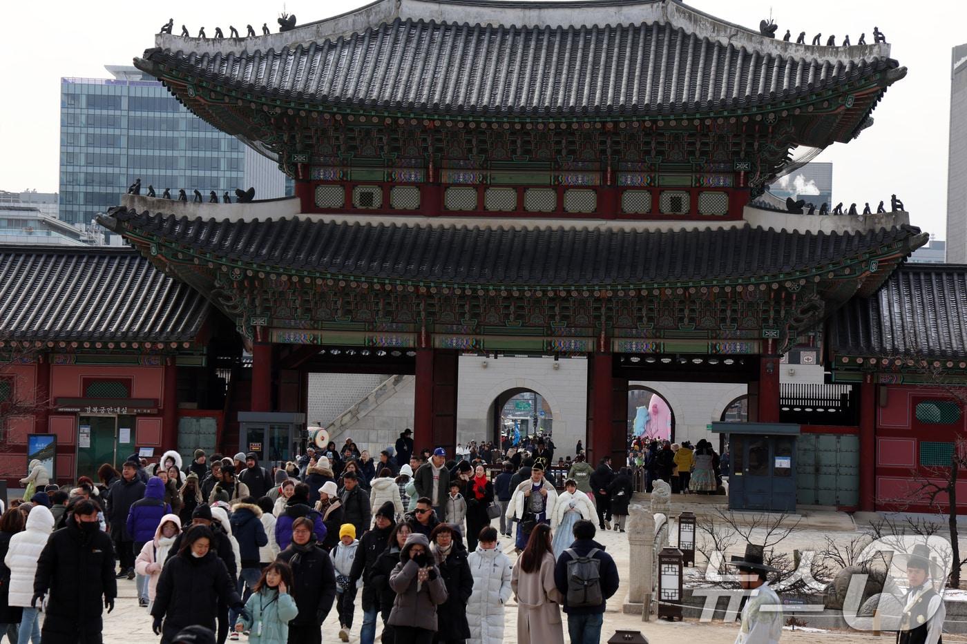 본문 이미지 - 설 연휴 마지막 날인 30일 서울 경복궁에서 관람객들이 즐거운 시간을 보내고 있다. 국가유산청 궁능유적본부는 30일까지 경복궁·창덕궁·덕수궁·창경궁 등 4대 궁과 종묘, 조선왕릉을 무료로 개방했다. 2025.1.30/뉴스1 ⓒ News1 김명섭 기자