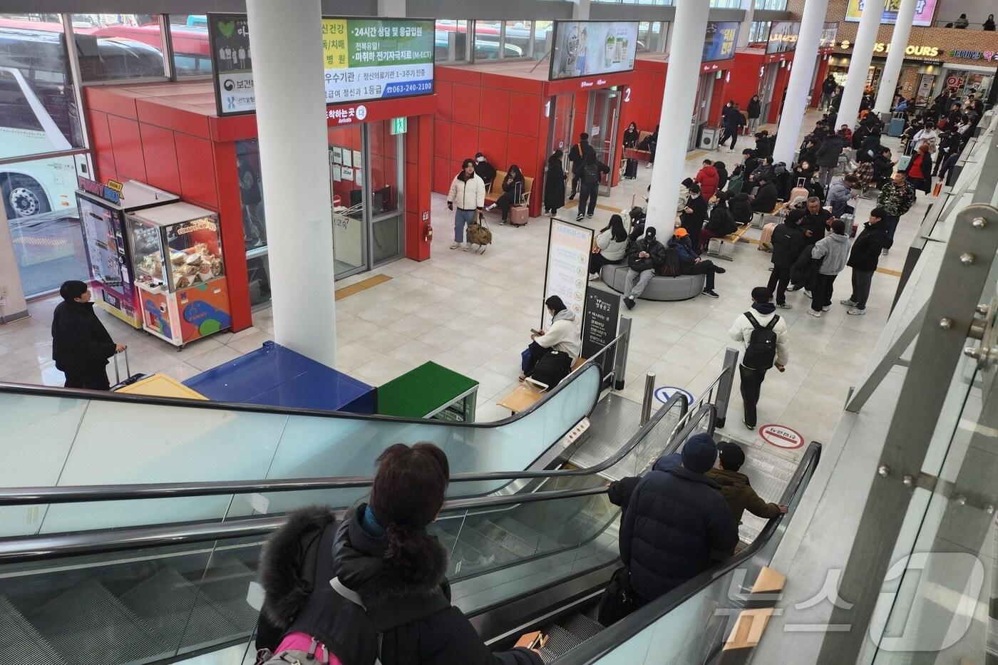 설 연휴 마지막 날인 30일 전북자치도 전주시 고속버스터미널에서 귀경객들이 버스를 기다리고 있다. 2025.1.30/뉴스1 ⓒ News1 유경석 기자