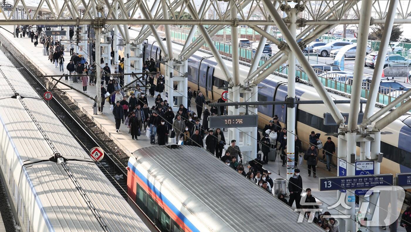설 연휴 마지막 날인 30일 오전 기차를 이용해 서울역에 도착한 귀경객들이 집으로 향하고 있다. 2025.1.30/뉴스1 ⓒ News1 신웅수 기자