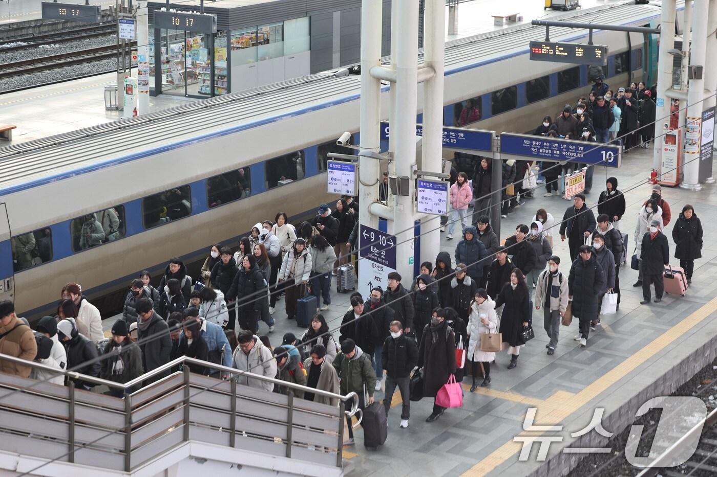 설 연휴 마지막 날인 30일 오전 기차를 이용해 서울역에 도착한 귀경객들이 집으로 향하고 있다. 2025.1.30/뉴스1 ⓒ News1 신웅수 기자