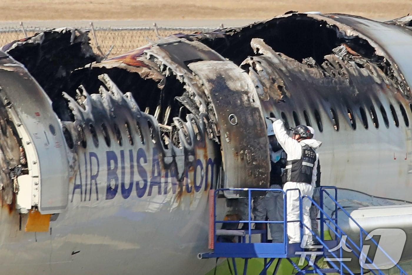 30일 부산 강서구 김해국제공항 내 에어부산 항공기 화재 현장에서 국토부 항공철도사고조사위원회, 국립과학수사연구원, 부산경찰청, 부산소방재난본부 등 관계자들이 합동 감식에 앞서 안정성 확보를 위한 조사를 실시하고 있다. 2025.1.30/뉴스1 ⓒ News1 윤일지 기자
