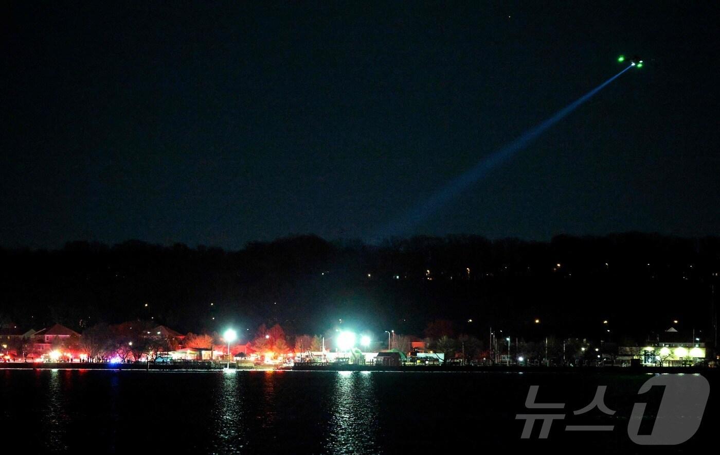 29일(현지시간) 버지니아주 알링턴의 로널드 레이건 공항 인근 포토맥 강에 있는 캐피털 코브 해역에서 헬기가 수색 및 구조 작업을 지원하고 있다. ⓒ AFP=뉴스1 ⓒ News1 류정민 특파원