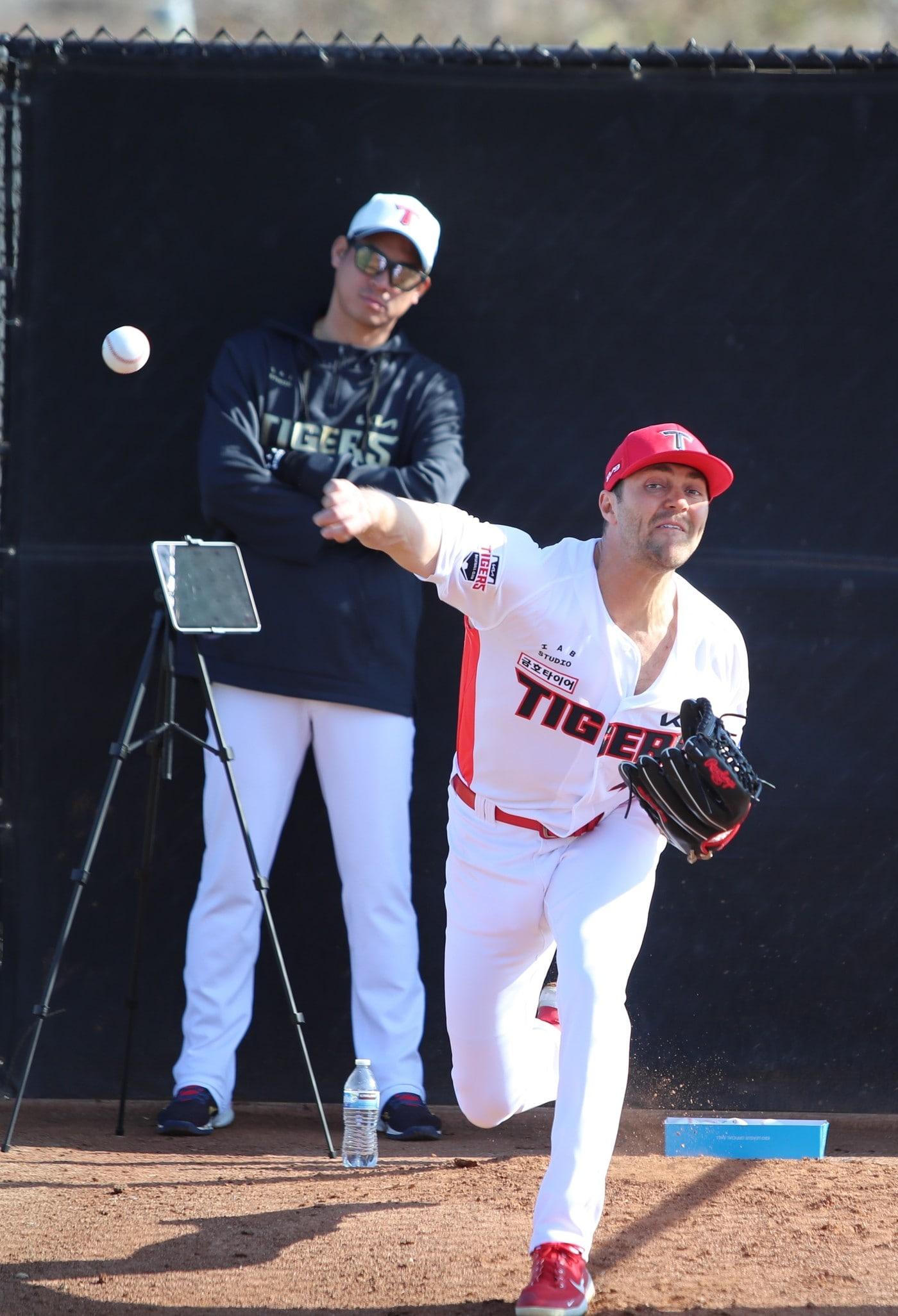 본문 이미지 - KIA 외국인 투수 네일이 미국 어바인에 위치한 구단 스프링캠프에서 불펜 피칭을 하고 있다.(KIA 타이거즈 제공)
