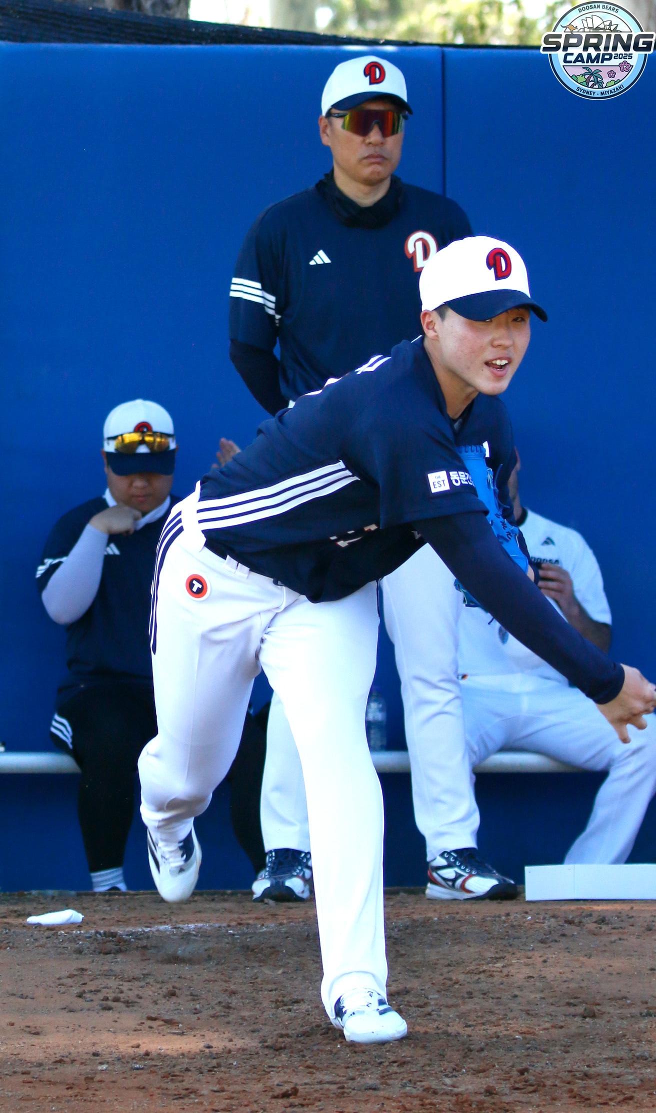 본문 이미지 - 두산 신인 투수 홍민규가 이승엽 감독 앞에서 불펜 피칭을 하고 있다.(두산 베어스 제공)