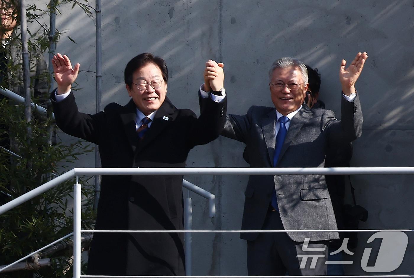 이재명 더불어민주당 대표가 30일 오후 경남 양산시 하북면 평산마을 문재인 전 대통령 사저를 방문해 문 전 대통령을 예방, 손을 맞잡고 지지자들을 향해 인사하고 있다. 2025.1.30/뉴스1 ⓒ News1 김민지 기자