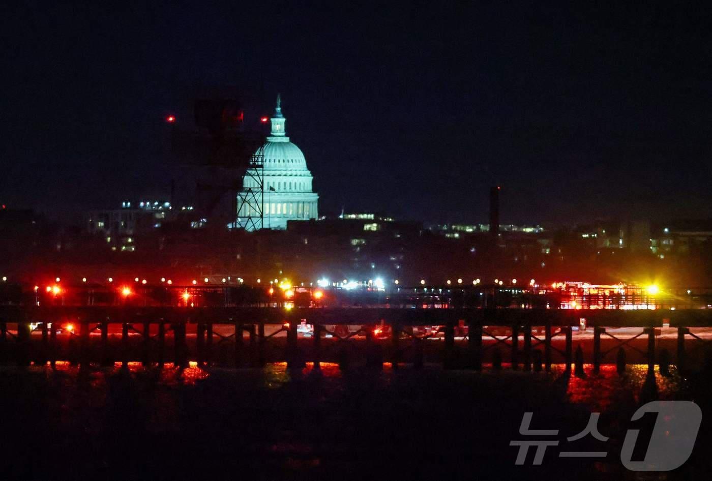 29일&#40;현지시간&#41; 워싱턴DC 인근 로널드레이건공항 근처 포토맥강 근처에서 발생한 항공기와 군헬기 간 충돌 추락 사고로 현지 소방당국 및 경찰 등의 수색 및 구조작업이 진행되고 있다. ⓒ AFP=뉴스1 ⓒ News1 류정민 특파원