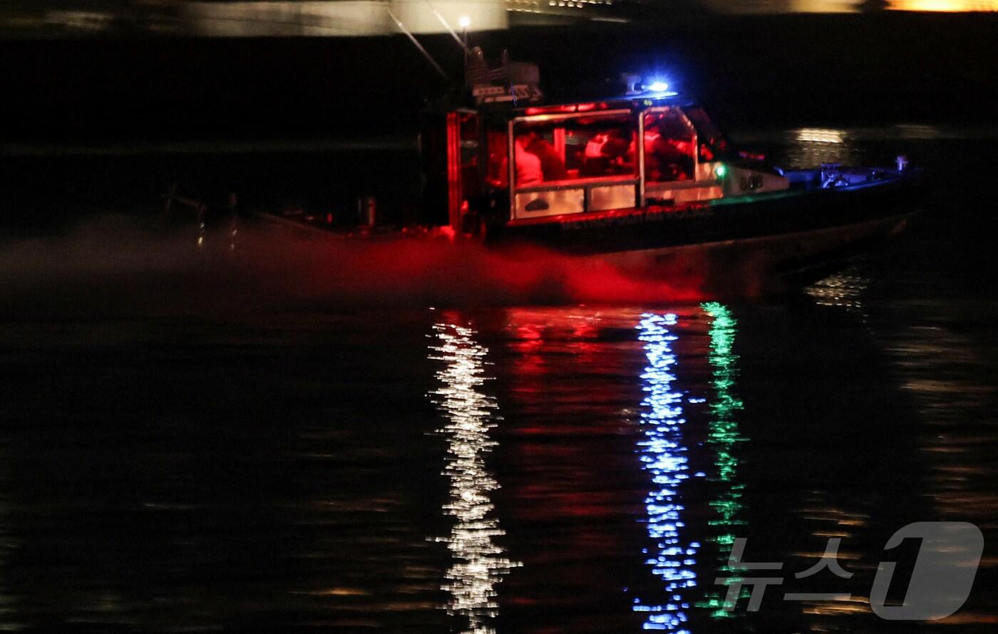 2025년 1월 29일 미국 워싱턴 외곽 포토맥 강에서 아메리칸 이글 5342편이 로널드 레이건 워싱턴 내셔널 공항에 접근하던 중 헬리콥터와 충돌하여 추락한 후 추락 지점 근처의 포토맥 강을 따라 수색 및 구조 보트가 운영되고 있습니다. REUTERS ⓒ 로이터=뉴스1 ⓒ News1 박은정 기자