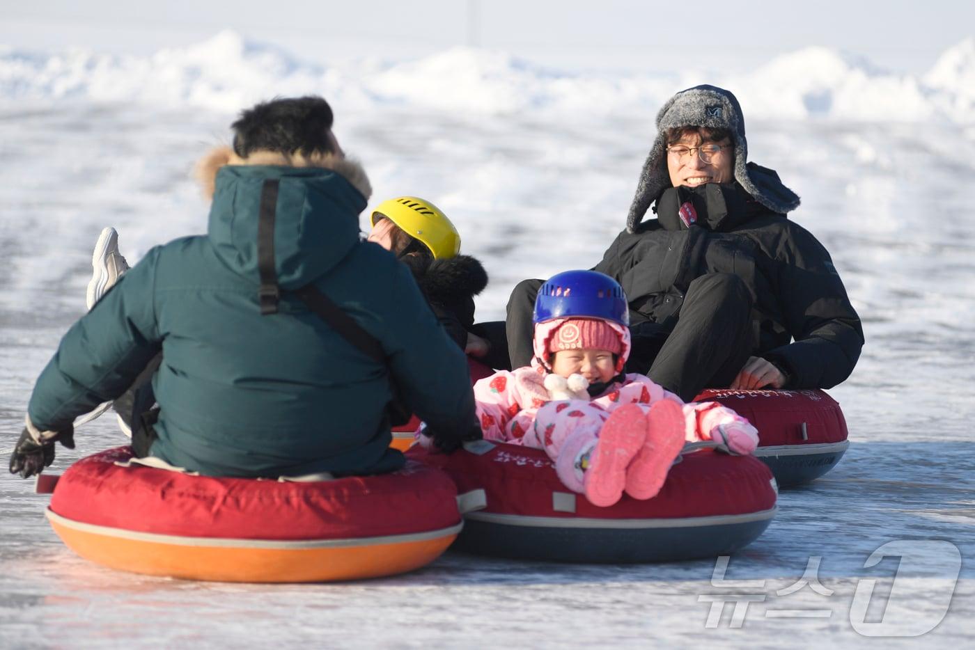 '2025 얼음나라 화천산천어축제'가 지난 11일부터 오는 2월 2일까지 화천군 화천읍 화천천 일대에서 열리고 있는 가운데, 설 연휴 마지막 날인 30일 축제장을 방문한 관광객들이 눈썰매를 타며 휴일을 즐기고 있다. (화천군 제공) 2025.1.30./뉴스1 ⓒ News1 신관호 기자