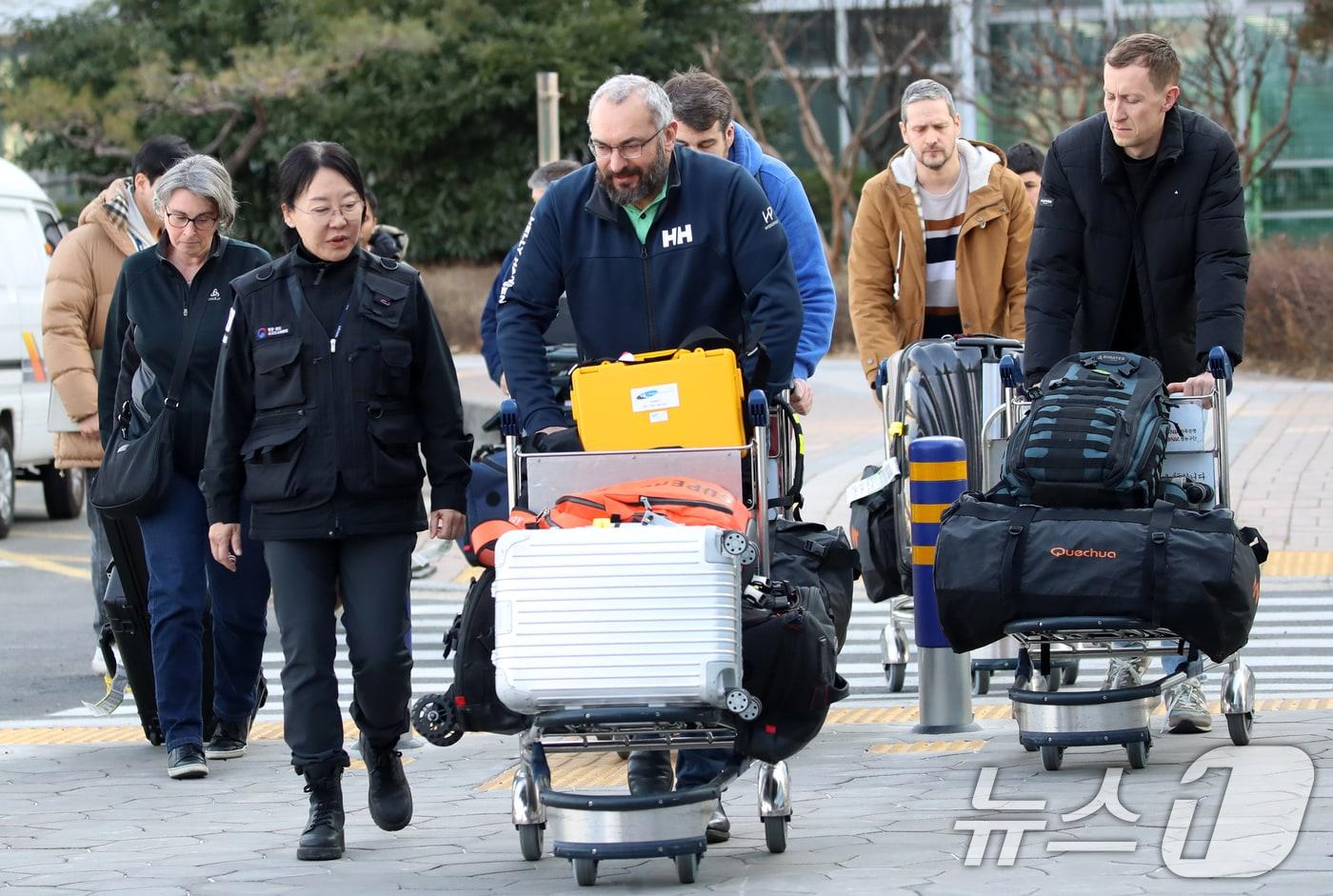 프랑스 사고조사당국&#40;BEA&#41; 관계자들이 30일 오후 에어부산 항공기 화재 사고와 관련해 현장 조사에 참여하기 위해 부산 강서구 김해국제공항 부산지방항공청으로 들어서고 있다. 2025.1.30/뉴스1 ⓒ News1 윤일지 기자