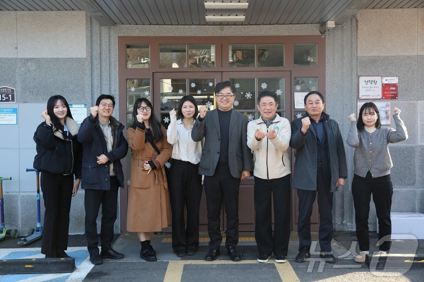 이재용 식품안전정보원장 및 직원들은 설 명절을 맞아 선덕원에 방문해 후원금을 전달했다. (식품안전정보원 제공) 2025.1.30/뉴스1