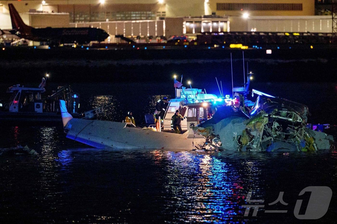 29일(현지시간) 미국 워싱턴DC 인근 로널드레이건공항 인근 상공에서 아메리칸항공 산하 PSA의 소형 여객기가 착륙을 시도하던 중 미군 블랙호크 헬기와 충돌해 포토맥강으로 추락했다. 사진은 탑승객 수색에 나선 구조대원들. ⓒ AFP=뉴스1 ⓒ News1 이종덕 기자