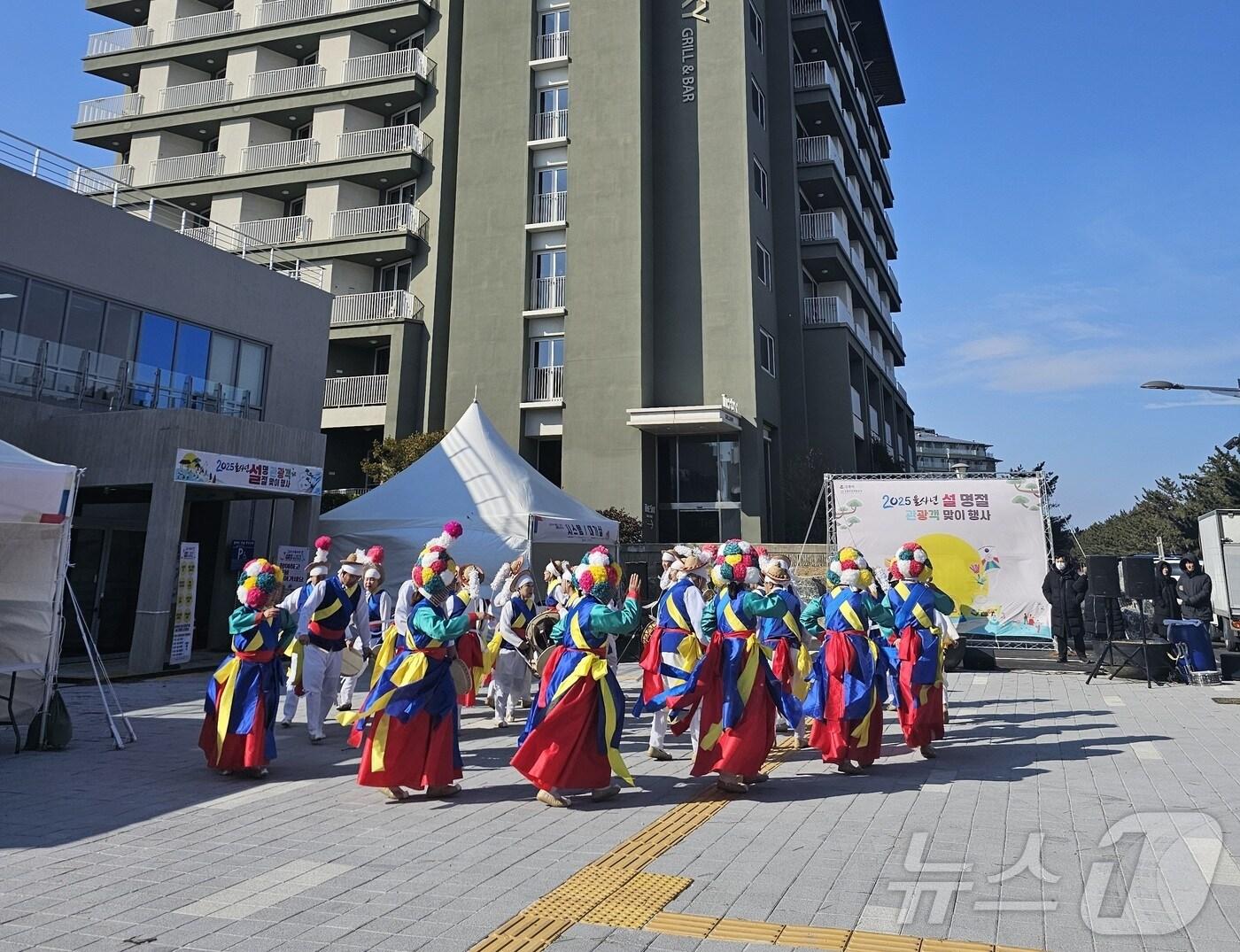 본문 이미지 - 강원 강릉시의 '2025 을사년 설 명절 관광객 맞이 행사' 자료 사진. (강릉시 제공) 2025.1.30/뉴스1