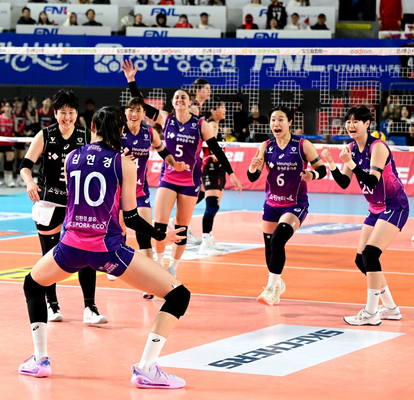 본문 이미지 -  기뻐하는 김연경(왼쪽)과 흥국생명 선수들(KOVO제공)