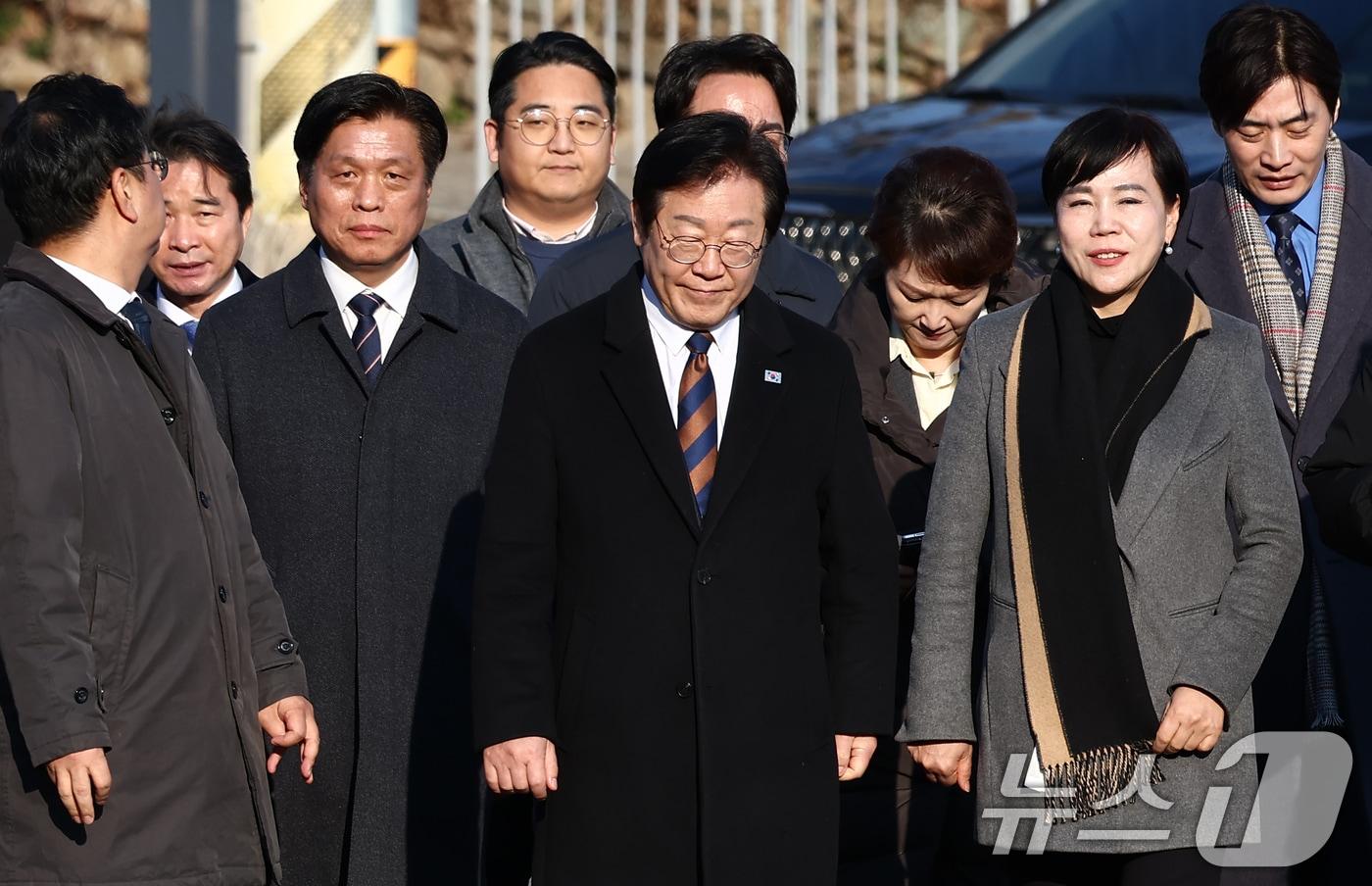 더불어민주당 이재명 대표를 비롯한 의원들이 30일 오후 경남 양산시 하북면 평산마을 문재인 전 대통령 사저에서 문 전 대통령 에방을 마치고 나서고 있다. 2025.1.30/뉴스1 ⓒ News1 김민지 기자