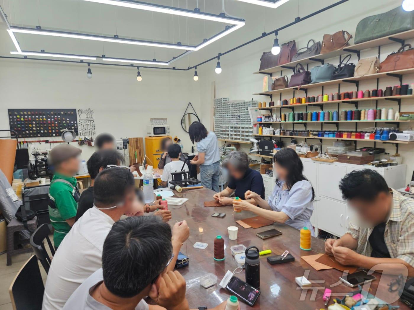 본문 이미지 - 2024년 희망수성 천사계좌 지원금으로 운영된 '중장년 사회관계망 형성 프로그램' 참여자들 모습(대구 수성구 제공)