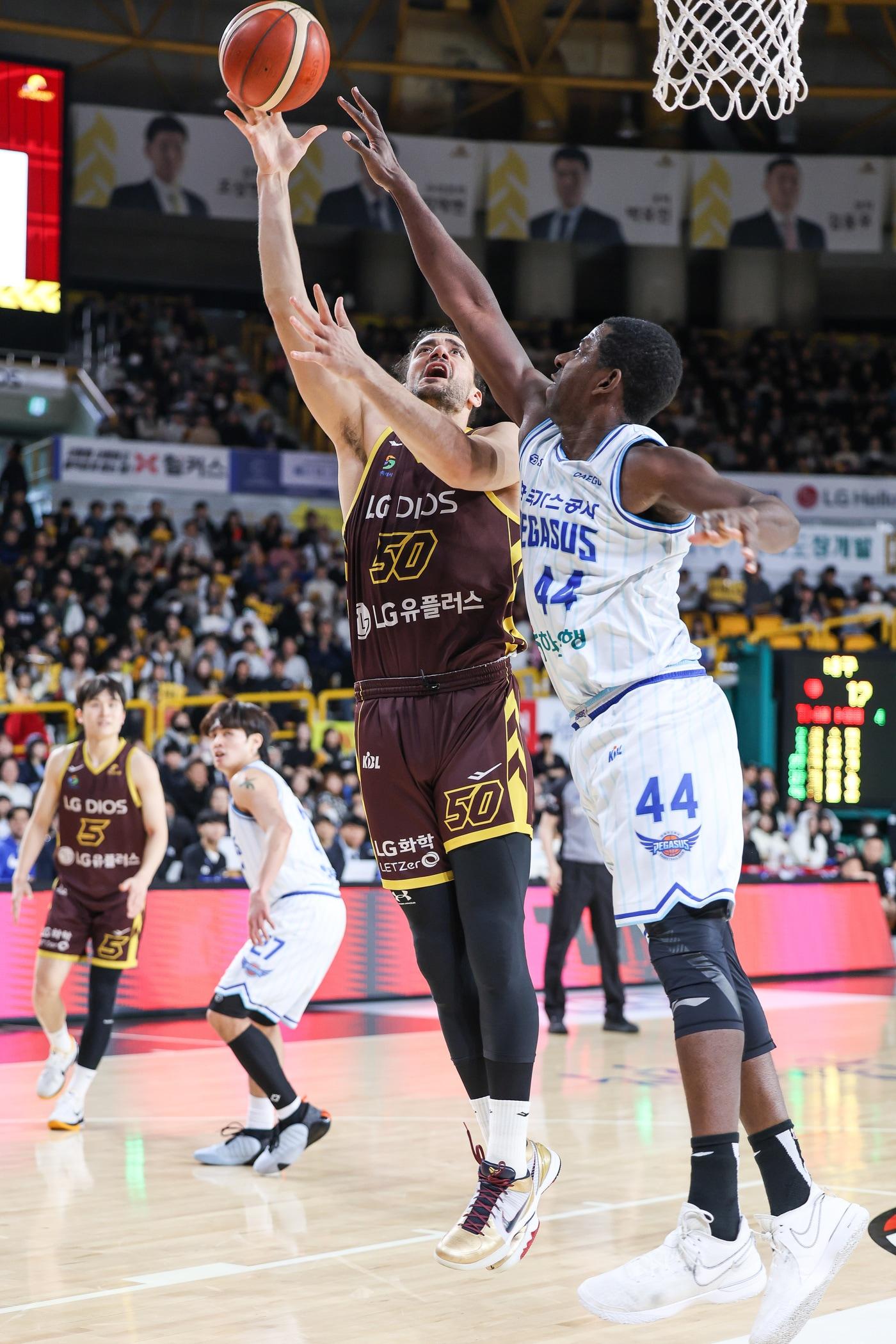 본문 이미지 - 프로농구 LG 마레이(왼쪽)가 30일 한국가스공사와 경기에서 슛을 쏘고 있다.(KBL 제공)