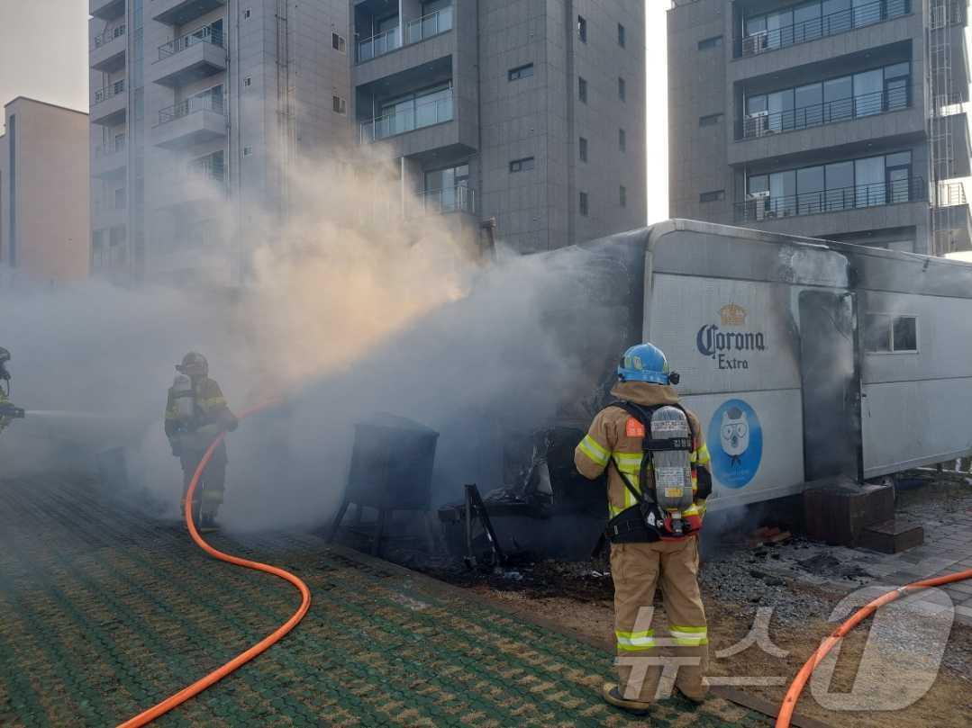 본문 이미지 - 30일 오후 3시 45분쯤 강원 강릉시 초당동의 한 호텔 인근 카라반과 창고에서 원인이 불명확한 화재가 발생한 가운데, 소방당국이 정확한 화인을 조사 중이다. (강원도소방본부 제공) 2025.1.30/뉴스1