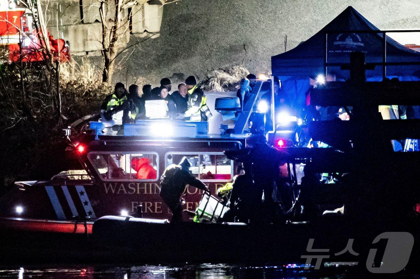 29일(현지시간) 아메리칸 항공 여객기가 워싱턴 로널드 레이건 공항 인근에 착륙하려고 접근하던 중 미국 육군의 블랙호크 헬기와 충돌해 추락한 포토맥 강에서 구조대원들이 수색을 하고 있다. 2025.01.30 ⓒ AFP=뉴스1 ⓒ News1 우동명 기자