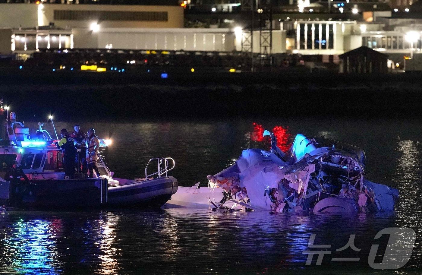 30일(현지시간) 아메리칸 항공 여객기가 워싱턴 로널드 레이건 공항 인근에 착륙하려고 접근하던 중 미국 육군의 블랙호크 헬기와 충돌해 추락한 포토맥 강에서 구조대원들이 잔해에 접근을 하고 있다. 2025.01.30 ⓒ AFP=뉴스1 ⓒ News1 우동명 기자
